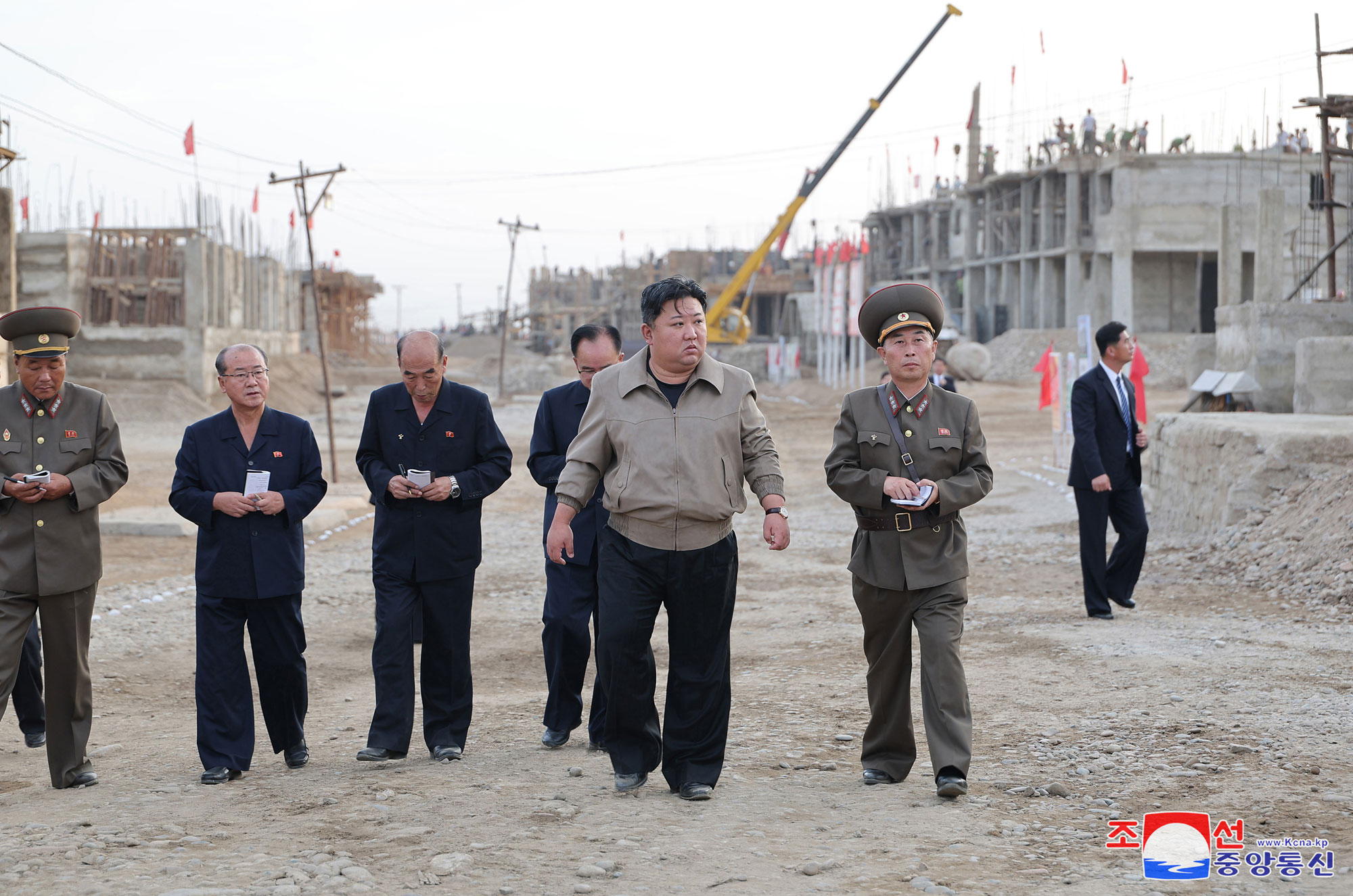 敬愛する金正恩総書記がピョンアン北道の水害復旧事業を現地で指導しました