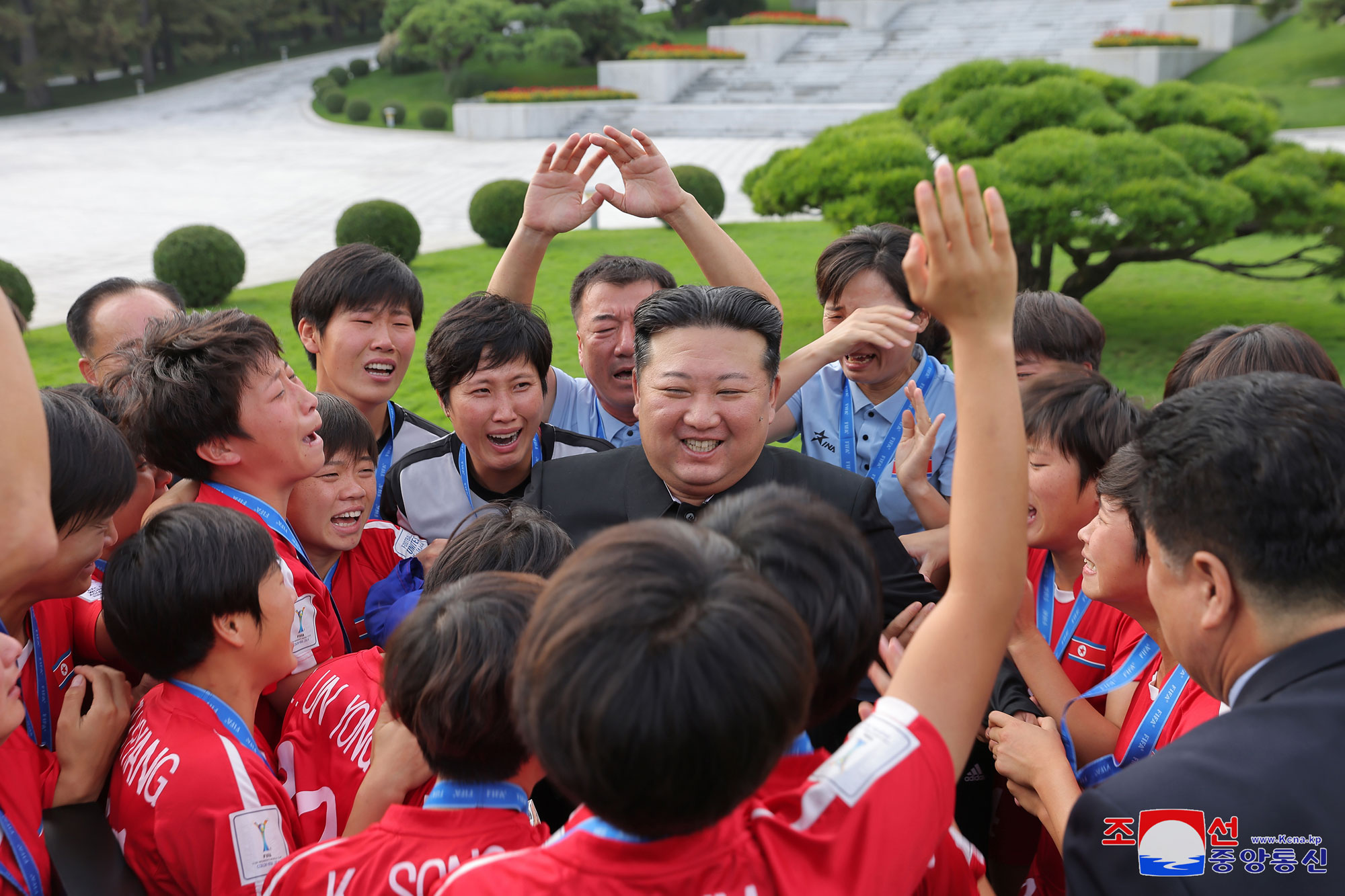 Estimado compañero Kim Jong Un recibe y felicita a las campeonas de la Copa Mundial Femenina Sub-20 y sus entrenadores