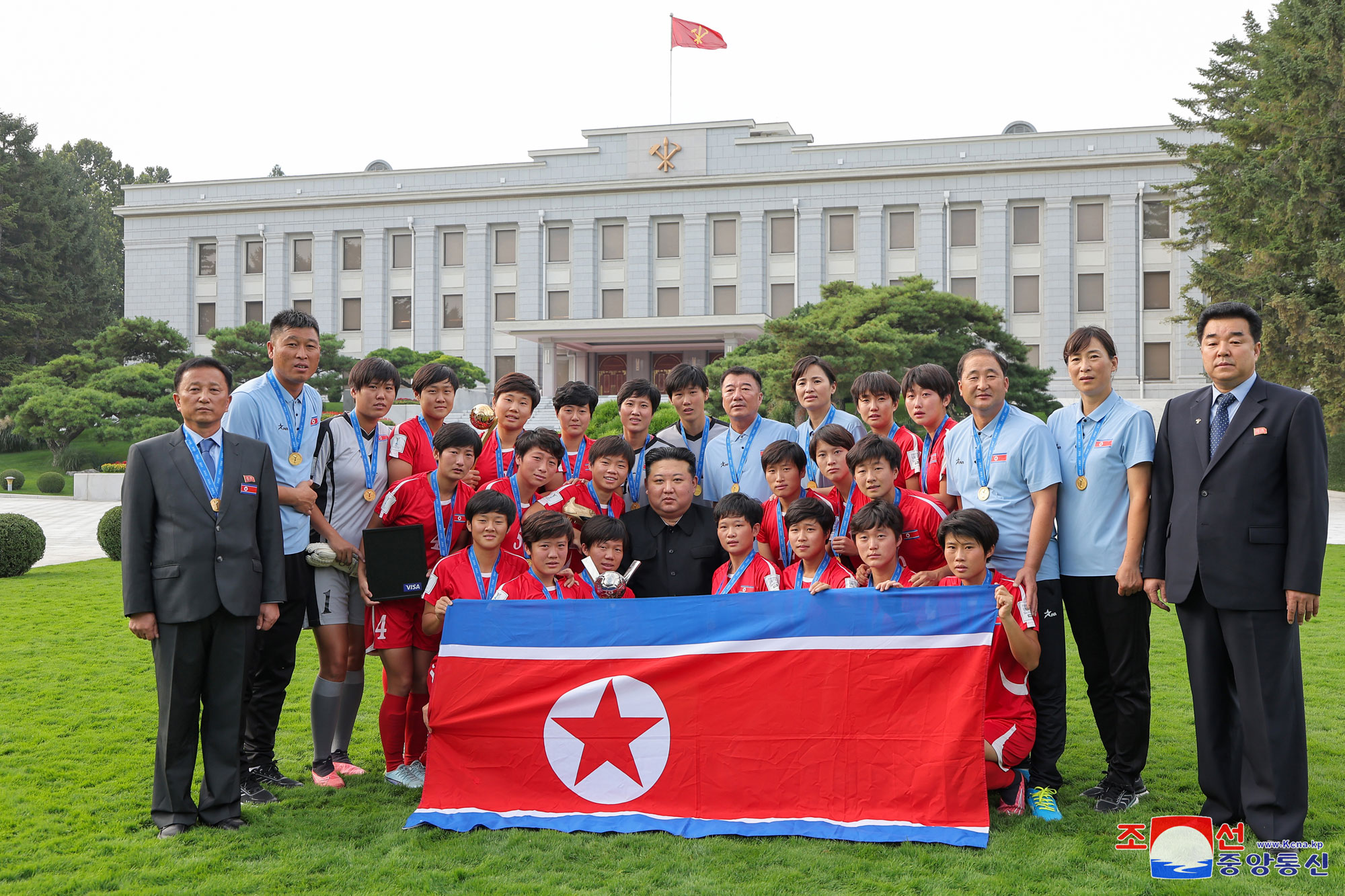 Estimado compañero Kim Jong Un recibe y felicita a las campeonas de la Copa Mundial Femenina Sub-20 y sus entrenadores