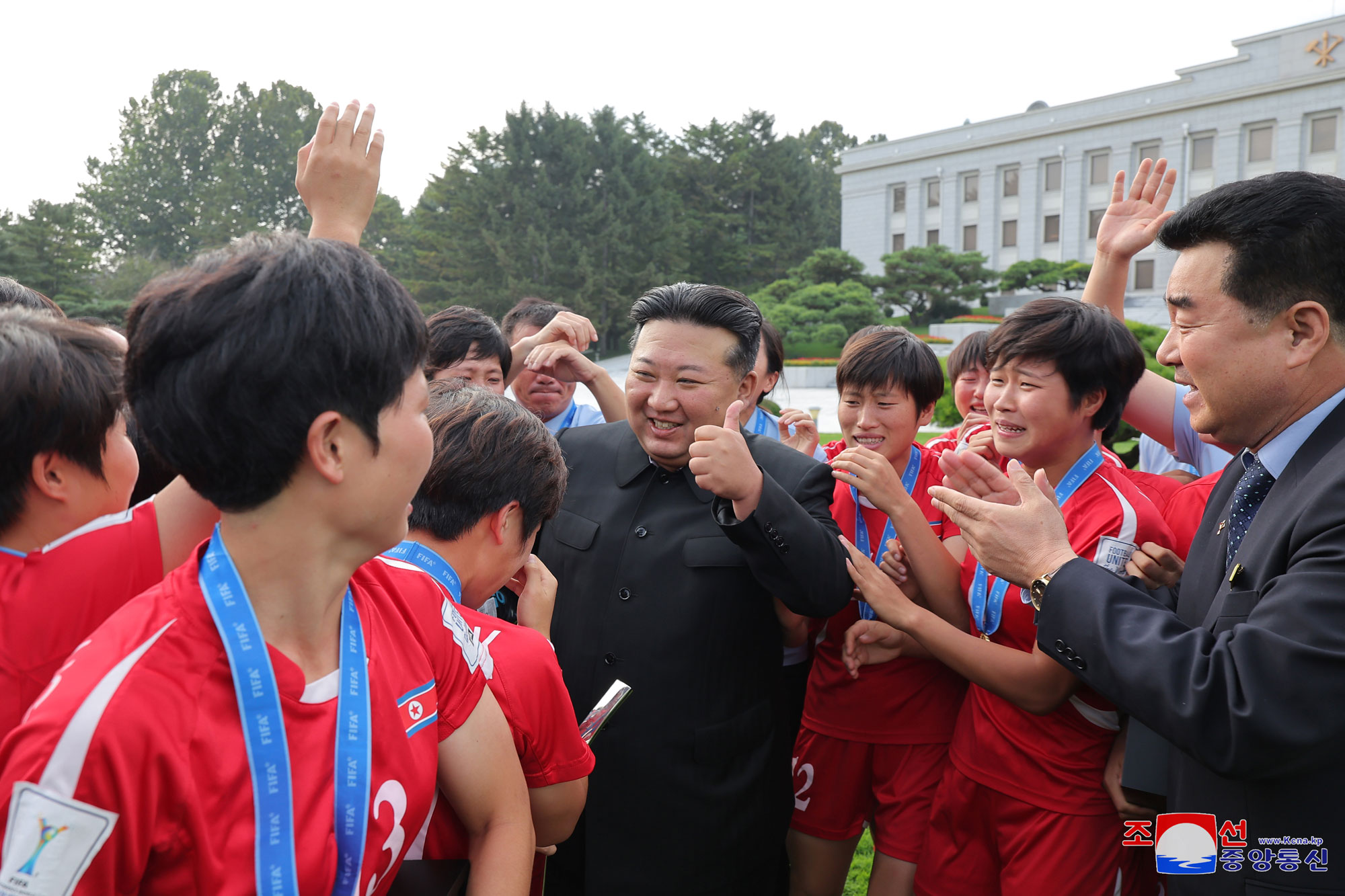 Estimado compañero Kim Jong Un recibe y felicita a las campeonas de la Copa Mundial Femenina Sub-20 y sus entrenadores