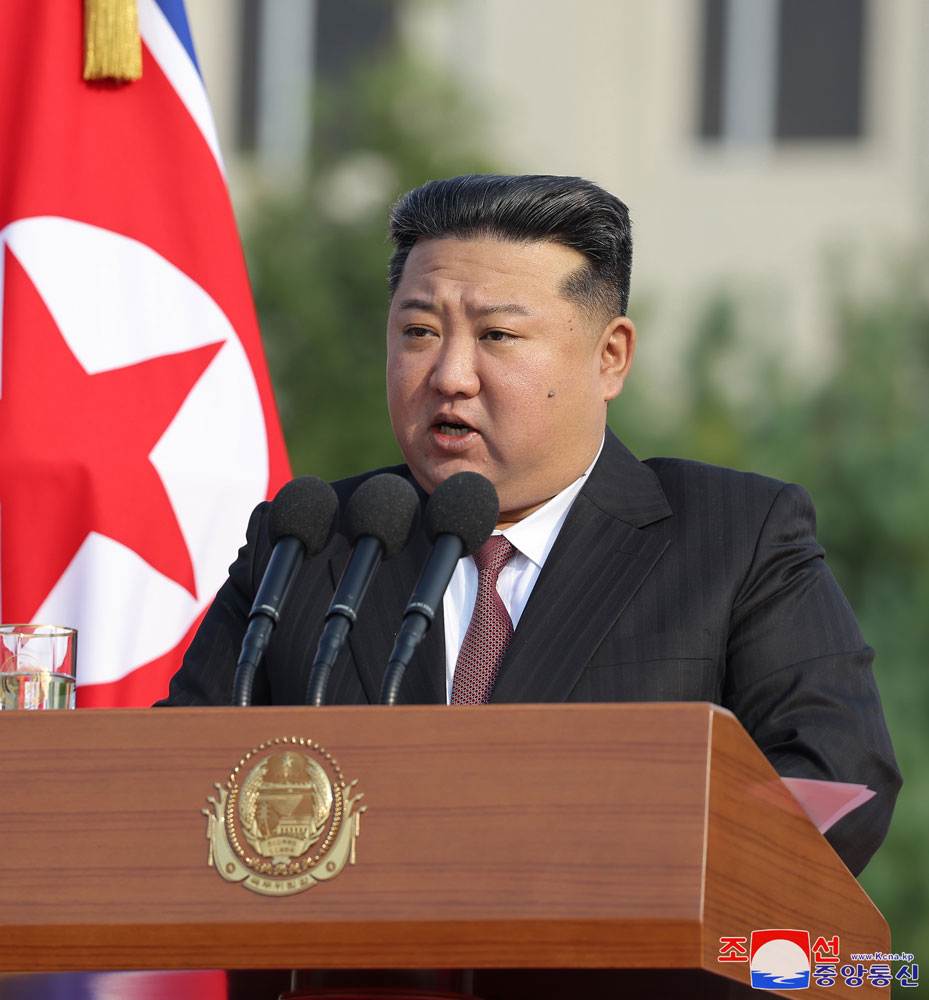 Discurso
 pronunciado por el estimado compañero Kim Jong Un en su visita de 
felicitación a la Universidad de Defensa Nacional Kim Jong Un