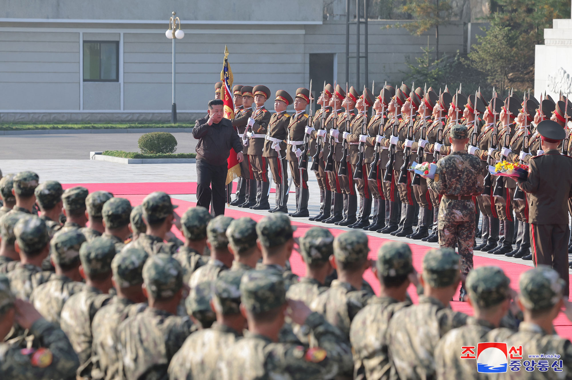 Estimado compañero Kim Jong Un inspecciona la comandancia del Cuerpo no.2 del EPC