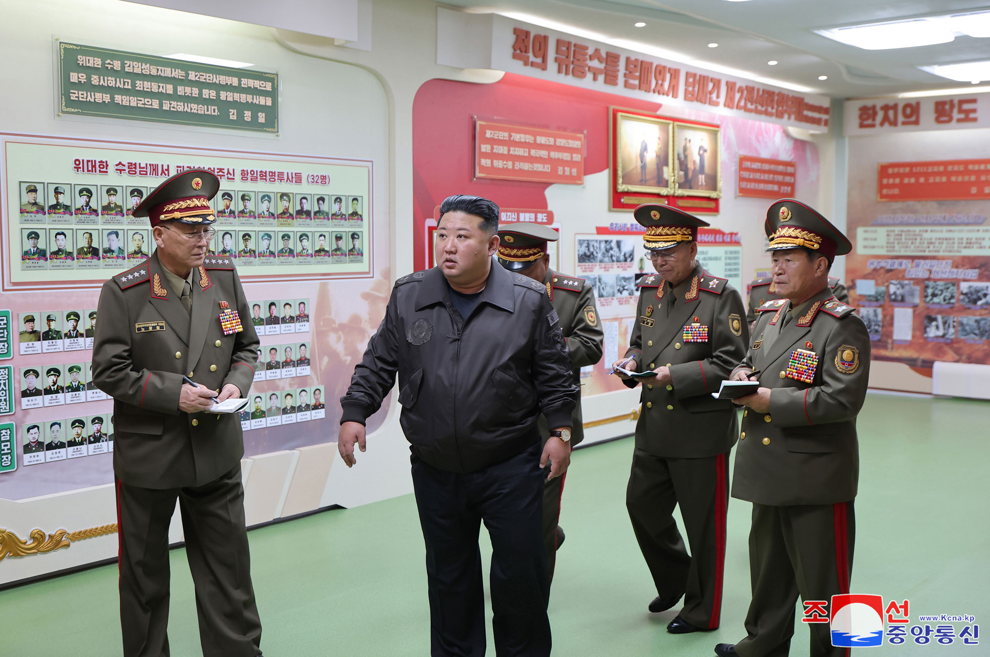 Estimado compañero Kim Jong Un inspecciona la comandancia del Cuerpo no.2 del EPC