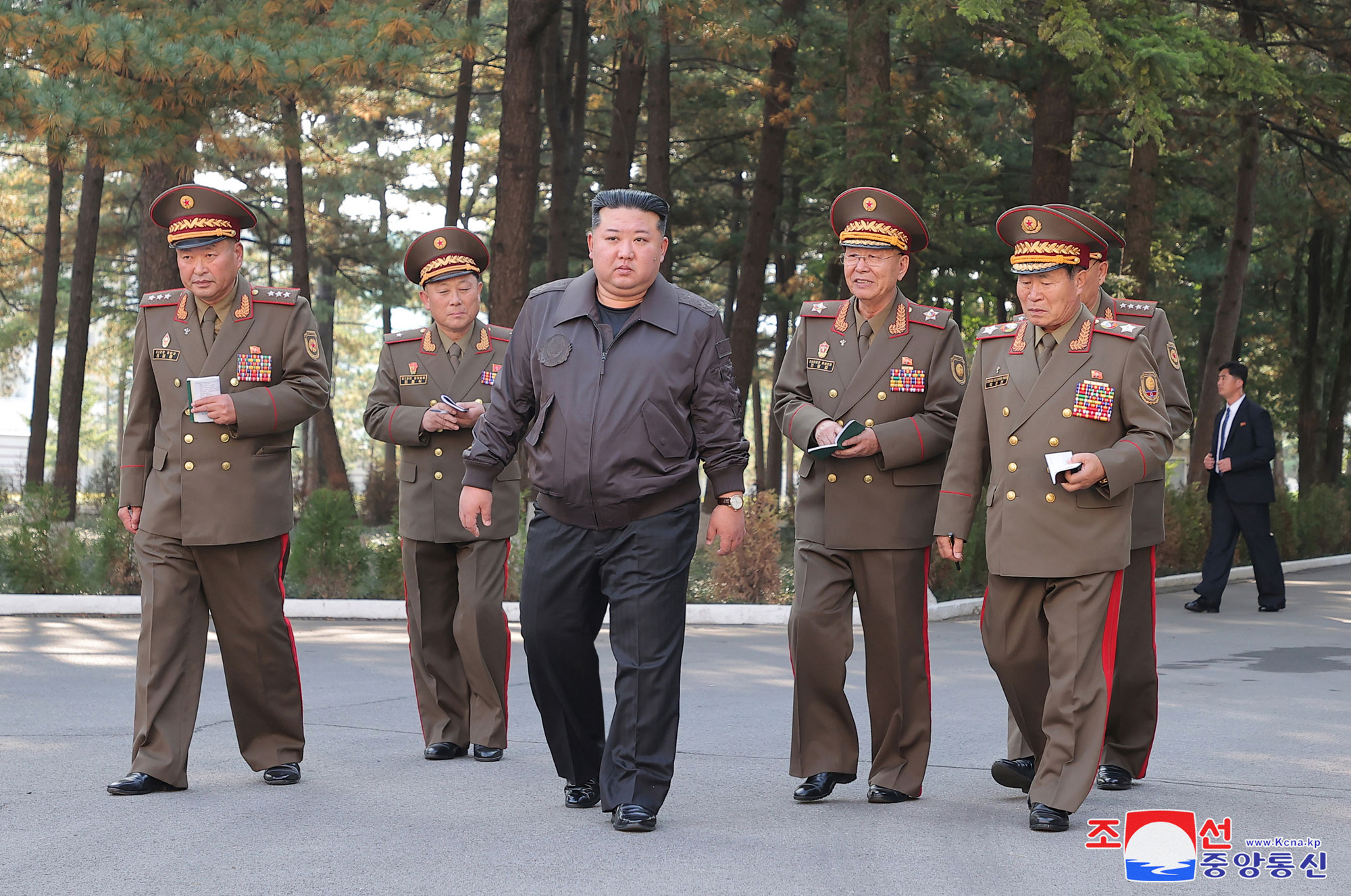 Estimado compañero Kim Jong Un inspecciona la comandancia del Cuerpo no.2 del EPC