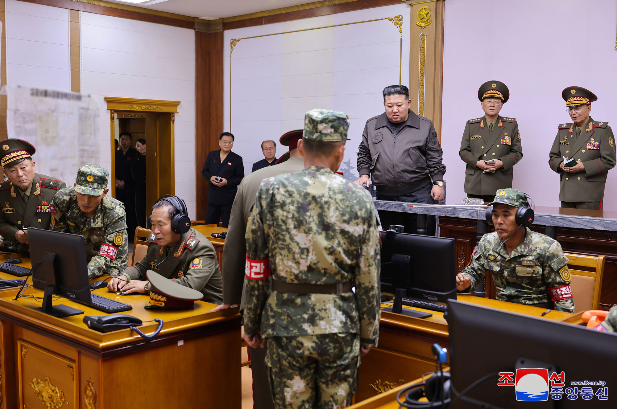 Estimado compañero Kim Jong Un inspecciona la comandancia del Cuerpo no.2 del EPC