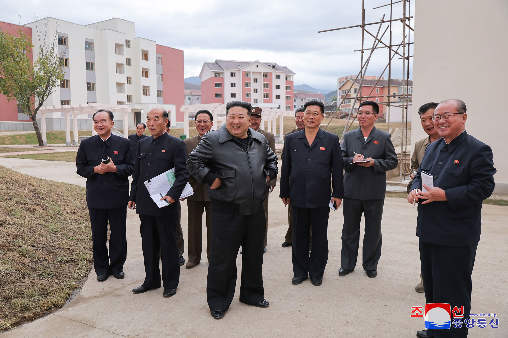 Estimado compañero Kim Jong Un recorre el campo de reconstrucción de áreas afectadas por inundación en la provincia de Jagang