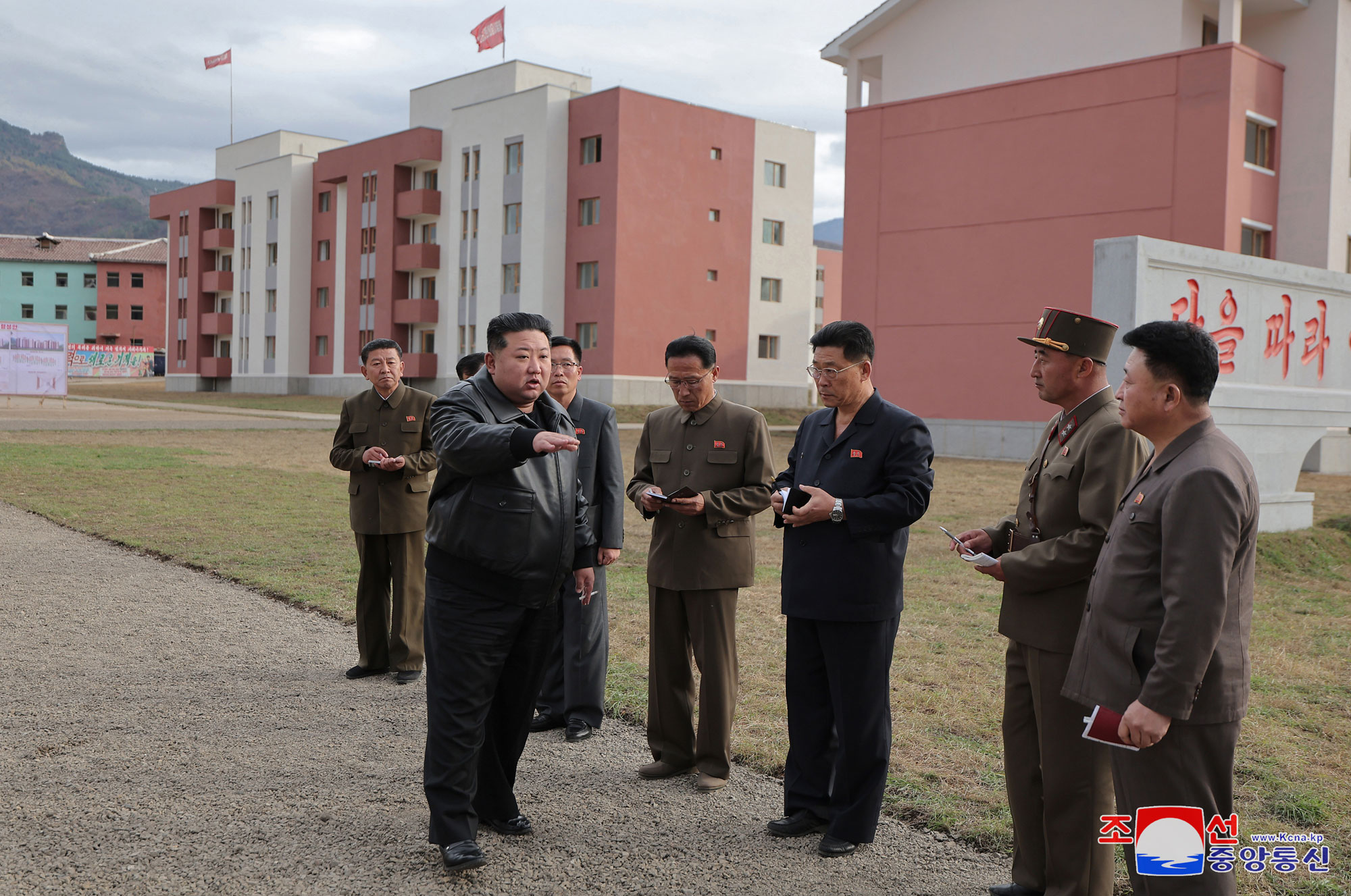 Estimado compañero Kim Jong Un recorre el campo de reconstrucción de áreas afectadas por inundación en la provincia de Jagang