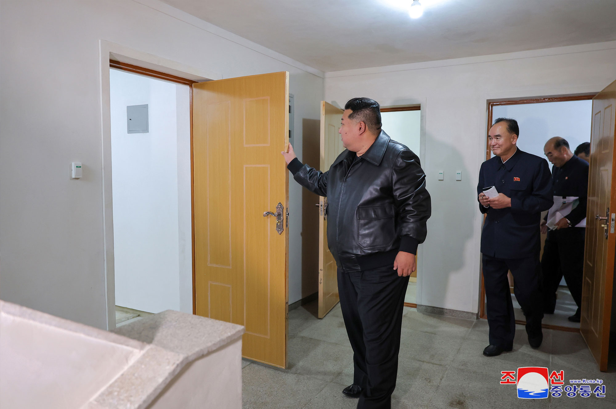 Estimado compañero Kim Jong Un recorre el campo de reconstrucción de áreas afectadas por inundación en la provincia de Jagang