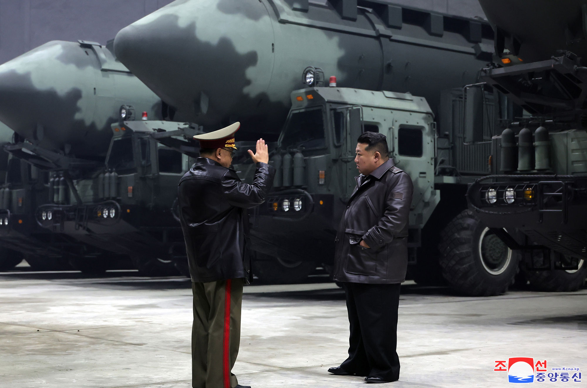 Estimado compañero Kim Jong Un inspecciona bases de misiles estratégicos