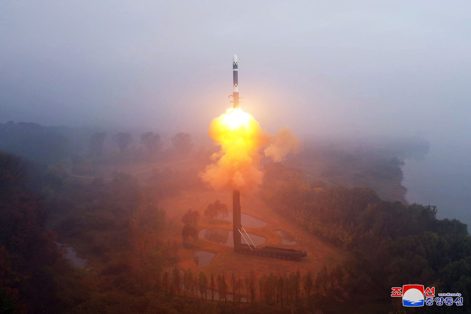 Prueba importante muestra firme voluntad de respuesta y ventaja de ataque estratégico de la RPDCExitoso ensayo del ultramoderno ICBM tipo Hwasongpho-19 de la RPDC bajo la guía del estimado compañero Kim Jong Un