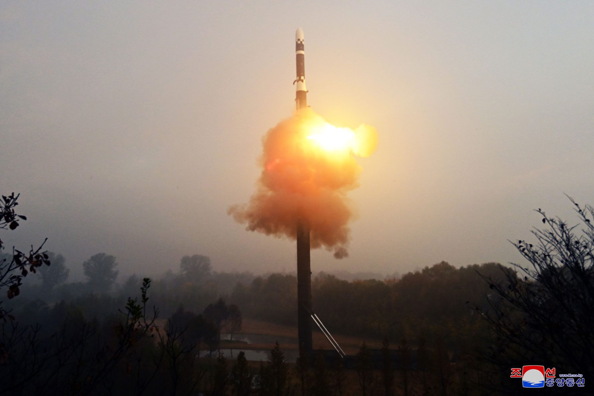 Prueba importante muestra firme voluntad de respuesta y ventaja de ataque estratégico de la RPDCExitoso ensayo del ultramoderno ICBM tipo Hwasongpho-19 de la RPDC bajo la guía del estimado compañero Kim Jong Un