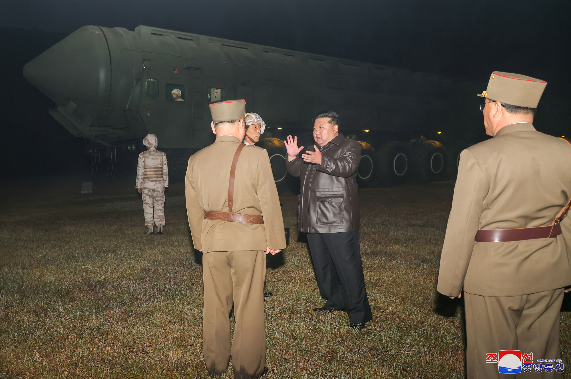 Prueba importante muestra firme voluntad de respuesta y ventaja de ataque estratégico de la RPDCExitoso ensayo del ultramoderno ICBM tipo Hwasongpho-19 de la RPDC bajo la guía del estimado compañero Kim Jong Un