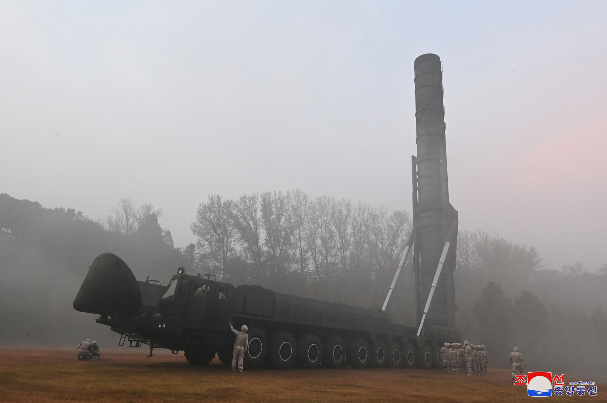 Prueba importante muestra firme voluntad de respuesta y ventaja de ataque estratégico de la RPDCExitoso ensayo del ultramoderno ICBM tipo Hwasongpho-19 de la RPDC bajo la guía del estimado compañero Kim Jong Un