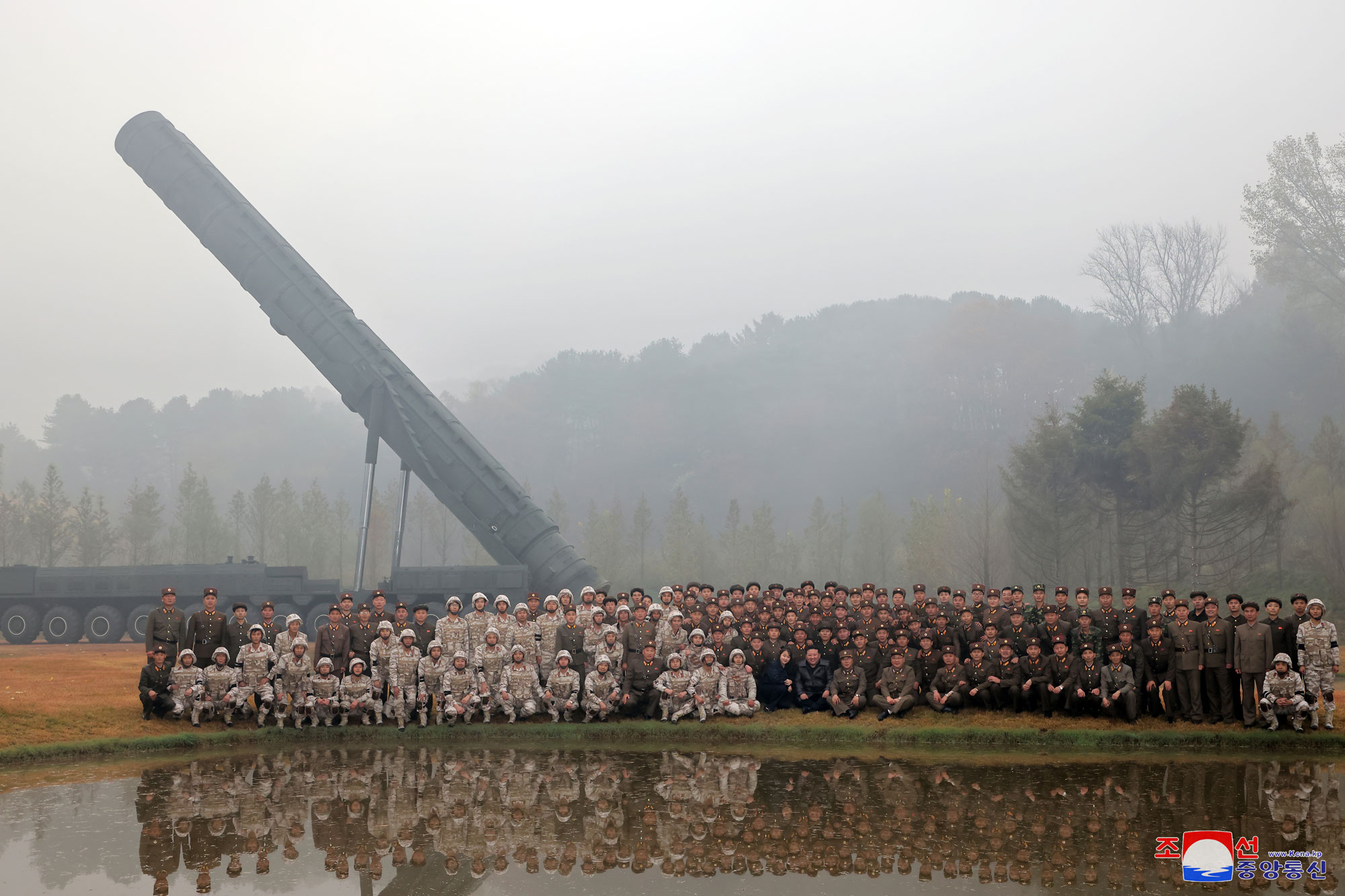 Prueba importante muestra firme voluntad de respuesta y ventaja de ataque estratégico de la RPDCExitoso ensayo del ultramoderno ICBM tipo Hwasongpho-19 de la RPDC bajo la guía del estimado compañero Kim Jong Un