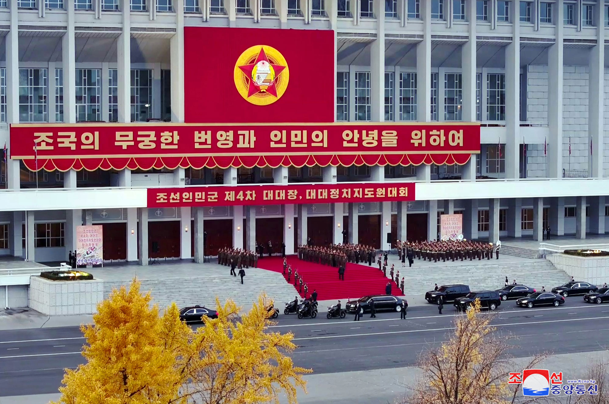 Sobre la situación creada y las tareas de los jefes e instructores políticos de batallón de las fuerzas armadas de la RepúblicaEl
 estimado compañero Kim Jong Un pronuncia un discurso importante a los 
participantes en la IV Conferencia de jefes e instructores políticos de 
batallón del Ejército Popular de Corea