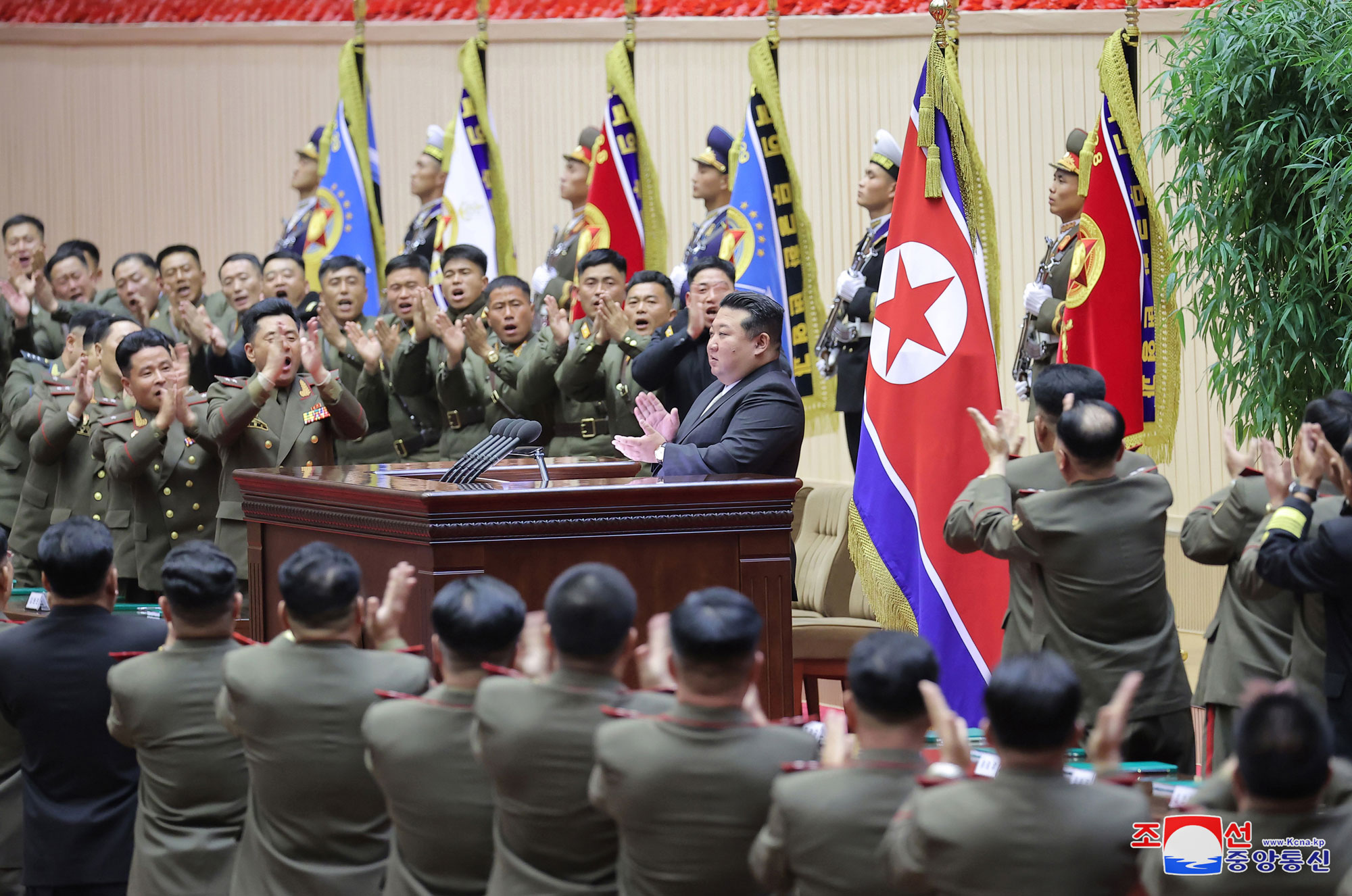 Sobre la situación creada y las tareas de los jefes e instructores políticos de batallón de las fuerzas armadas de la RepúblicaEl
 estimado compañero Kim Jong Un pronuncia un discurso importante a los 
participantes en la IV Conferencia de jefes e instructores políticos de 
batallón del Ejército Popular de Corea