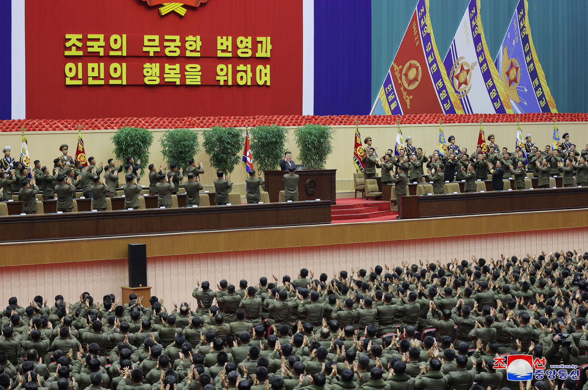 Sobre la situación creada y las tareas de los jefes e instructores políticos de batallón de las fuerzas armadas de la RepúblicaEl
 estimado compañero Kim Jong Un pronuncia un discurso importante a los 
participantes en la IV Conferencia de jefes e instructores políticos de 
batallón del Ejército Popular de Corea