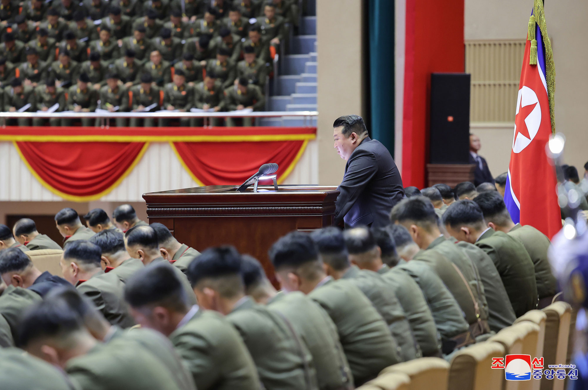 Sobre la situación creada y las tareas de los jefes e instructores políticos de batallón de las fuerzas armadas de la RepúblicaEl
 estimado compañero Kim Jong Un pronuncia un discurso importante a los 
participantes en la IV Conferencia de jefes e instructores políticos de 
batallón del Ejército Popular de Corea