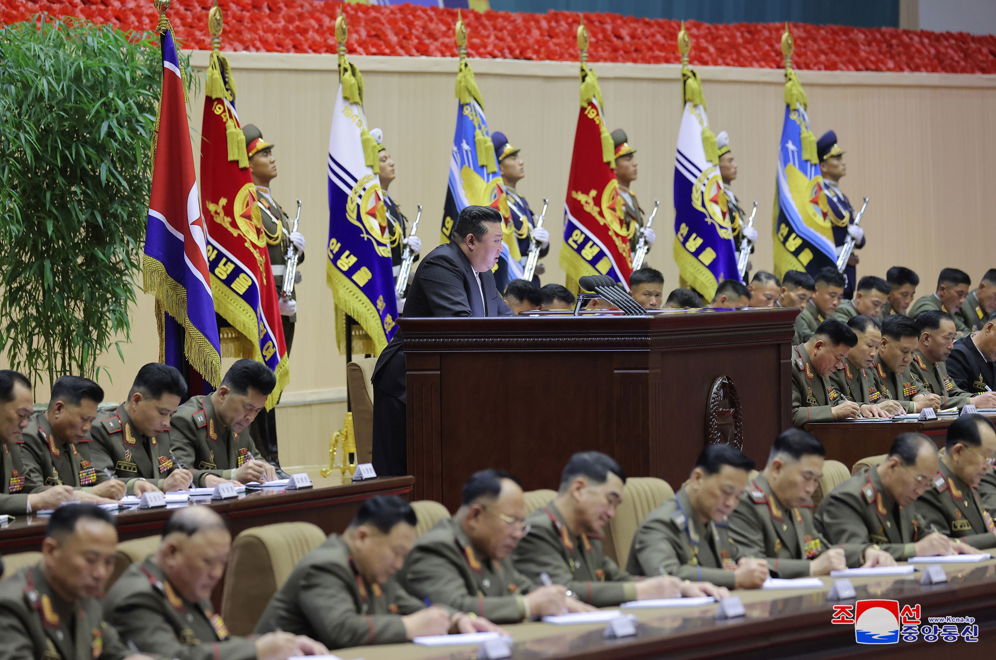 Sobre la situación creada y las tareas de los jefes e instructores políticos de batallón de las fuerzas armadas de la RepúblicaEl
 estimado compañero Kim Jong Un pronuncia un discurso importante a los 
participantes en la IV Conferencia de jefes e instructores políticos de 
batallón del Ejército Popular de Corea