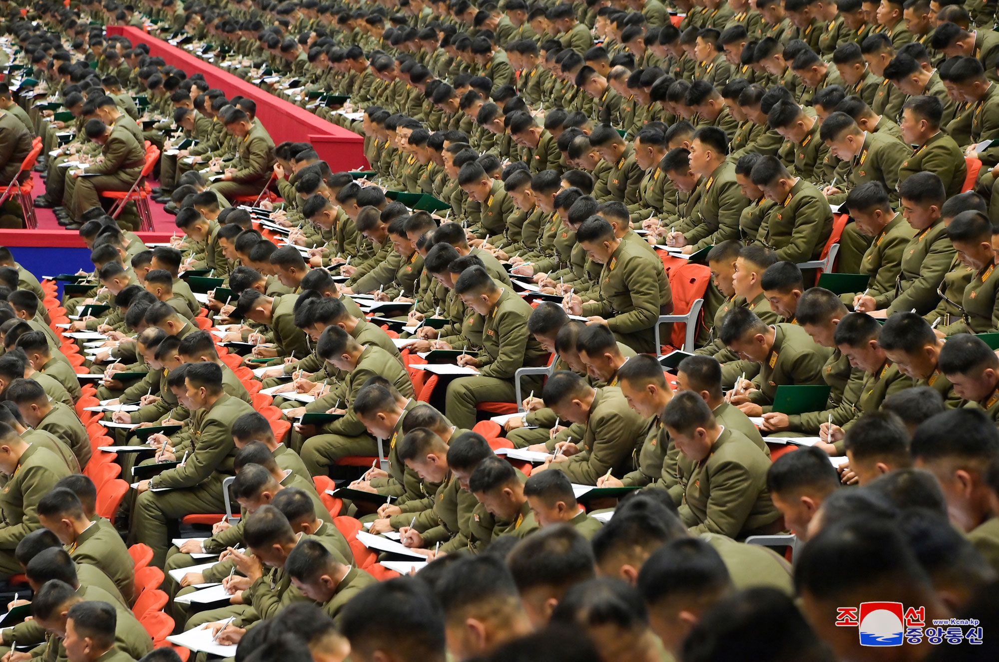 Sobre la situación creada y las tareas de los jefes e instructores políticos de batallón de las fuerzas armadas de la RepúblicaEl
 estimado compañero Kim Jong Un pronuncia un discurso importante a los 
participantes en la IV Conferencia de jefes e instructores políticos de 
batallón del Ejército Popular de Corea