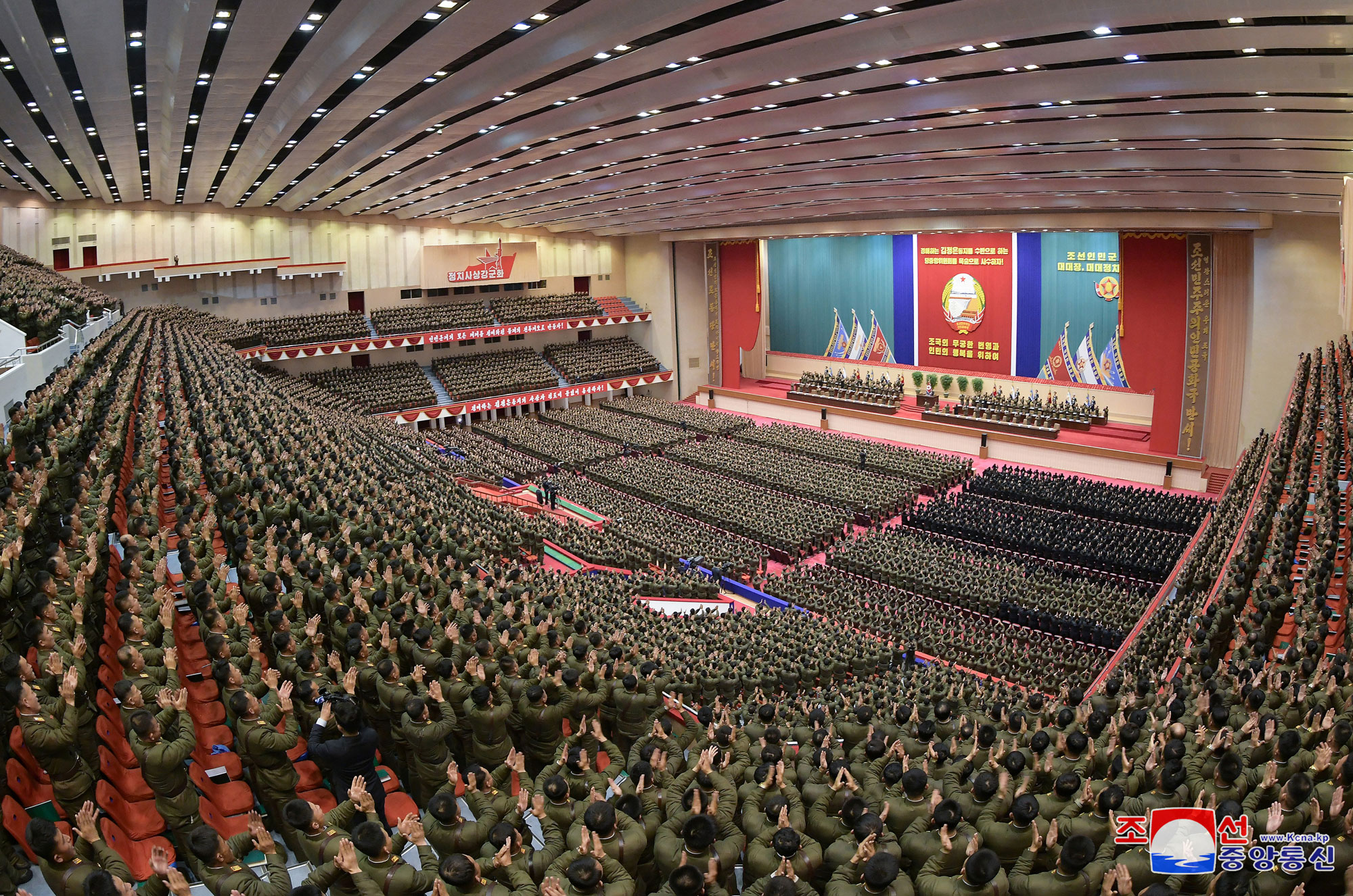 Sobre la situación creada y las tareas de los jefes e instructores políticos de batallón de las fuerzas armadas de la RepúblicaEl
 estimado compañero Kim Jong Un pronuncia un discurso importante a los 
participantes en la IV Conferencia de jefes e instructores políticos de 
batallón del Ejército Popular de Corea