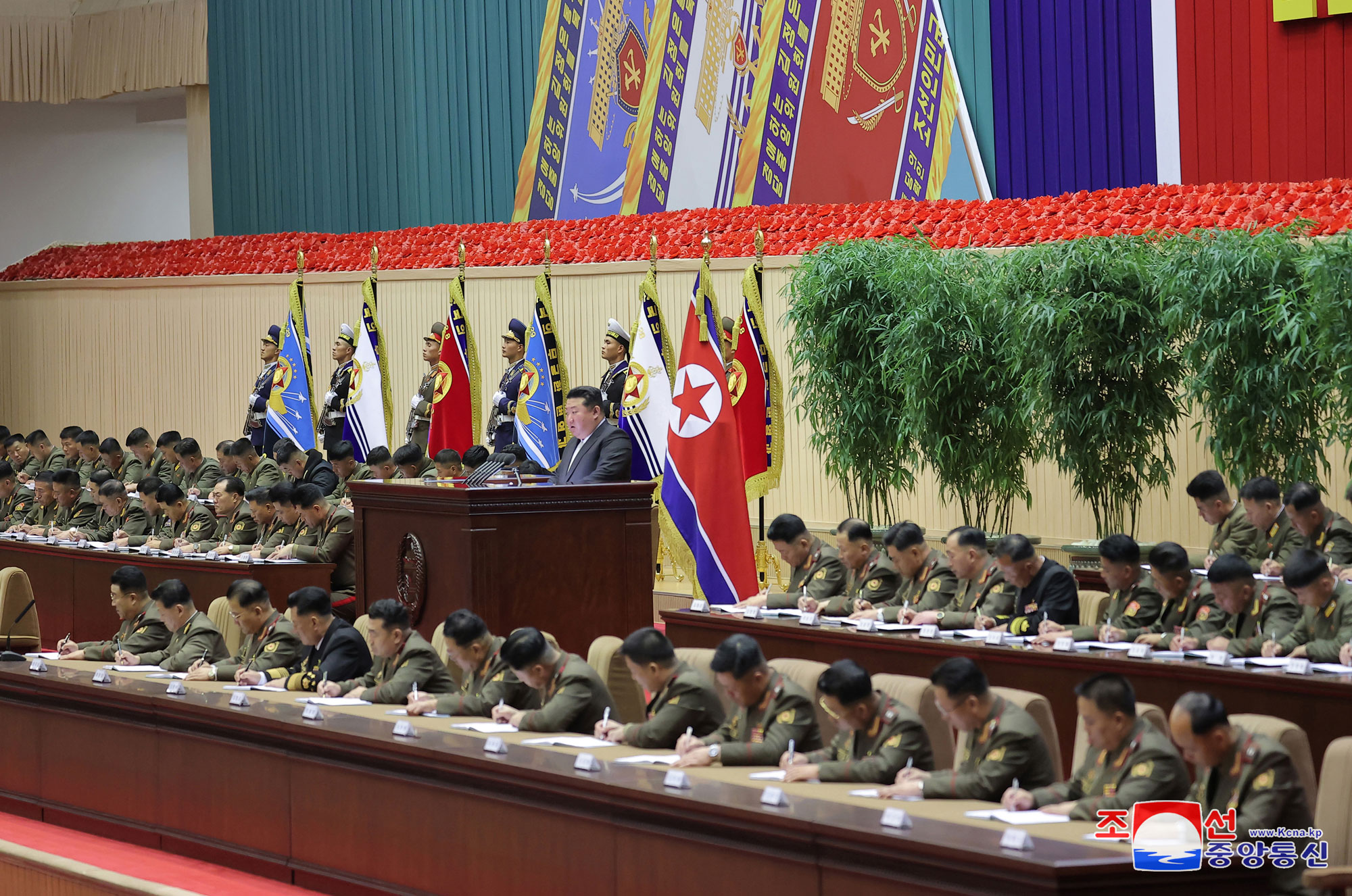 Sobre la situación creada y las tareas de los jefes e instructores políticos de batallón de las fuerzas armadas de la RepúblicaEl
 estimado compañero Kim Jong Un pronuncia un discurso importante a los 
participantes en la IV Conferencia de jefes e instructores políticos de 
batallón del Ejército Popular de Corea