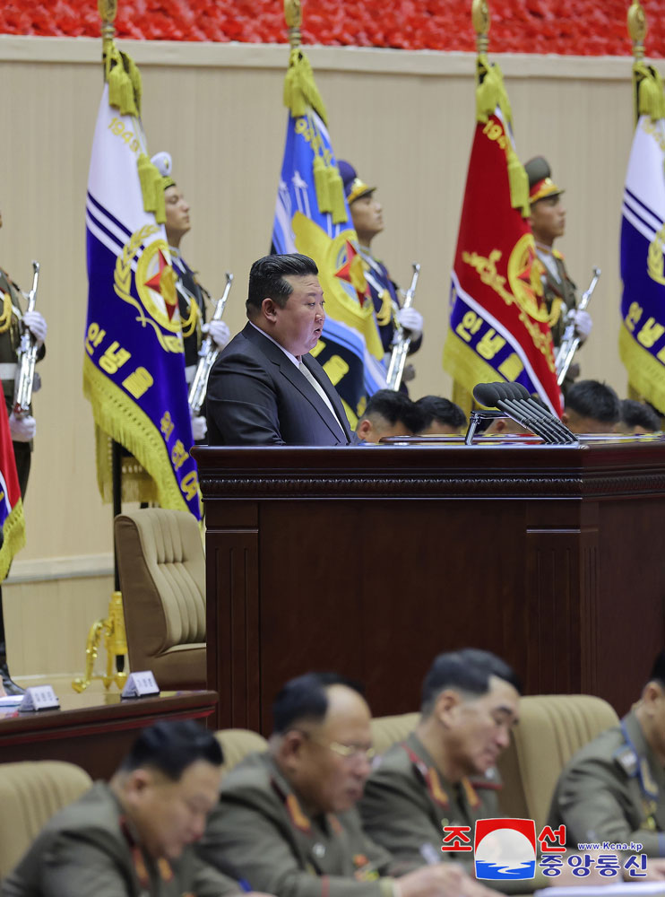 Sobre la situación creada y las tareas de los jefes e instructores políticos de batallón de las fuerzas armadas de la RepúblicaEl
 estimado compañero Kim Jong Un pronuncia un discurso importante a los 
participantes en la IV Conferencia de jefes e instructores políticos de 
batallón del Ejército Popular de Corea