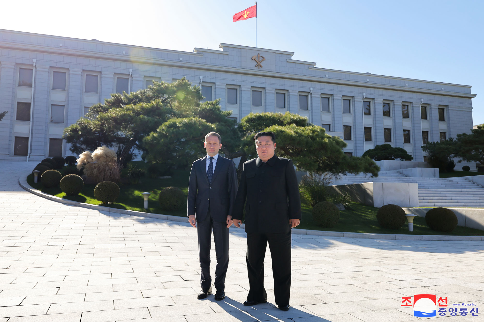 Estimado compañero Kim Jong Un se reúne con Alexandr Kozlov de FR