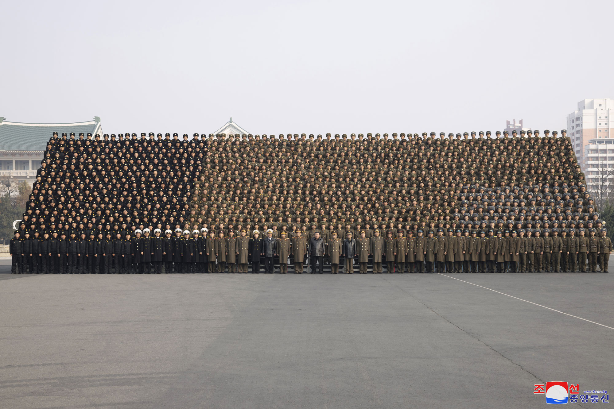 President of State Affairs Kim Jong Un has photo session with participants in Fourth Conference of Battalion Commanders and Political Instructors of KPA