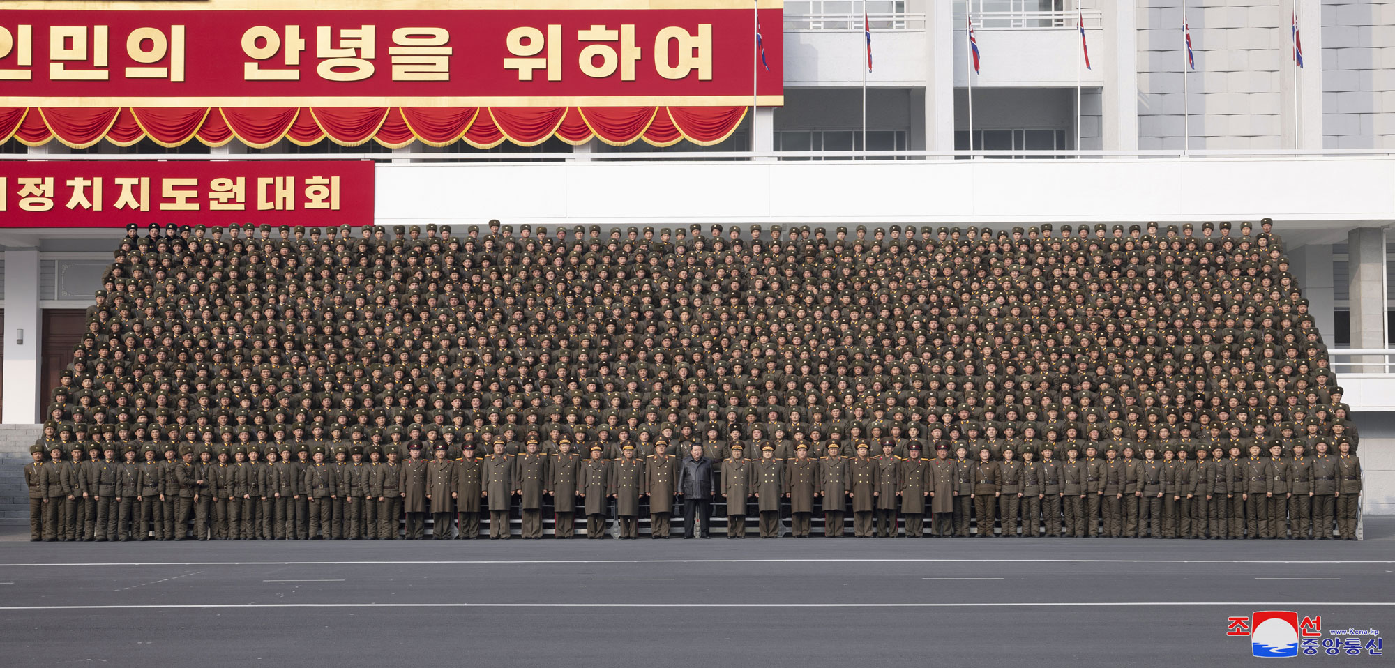 President of State Affairs Kim Jong Un has photo session with participants in Fourth Conference of Battalion Commanders and Political Instructors of KPA