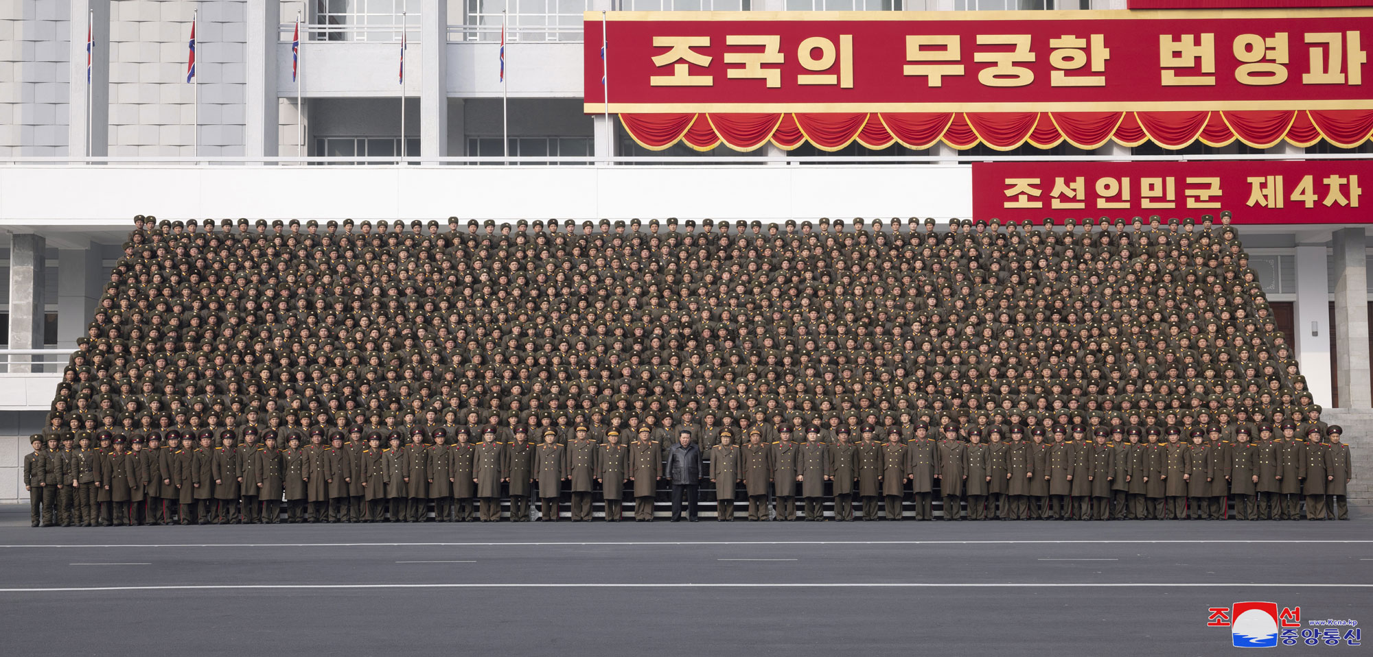 President of State Affairs Kim Jong Un has photo session with participants in Fourth Conference of Battalion Commanders and Political Instructors of KPA