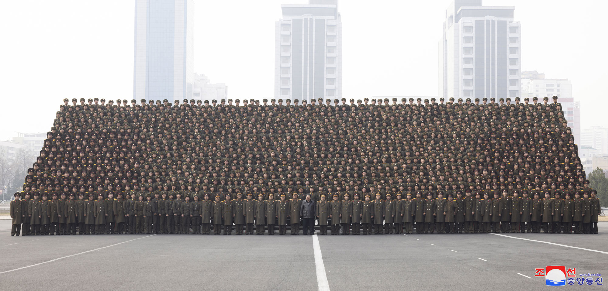 President of State Affairs Kim Jong Un has photo session with participants in Fourth Conference of Battalion Commanders and Political Instructors of KPA