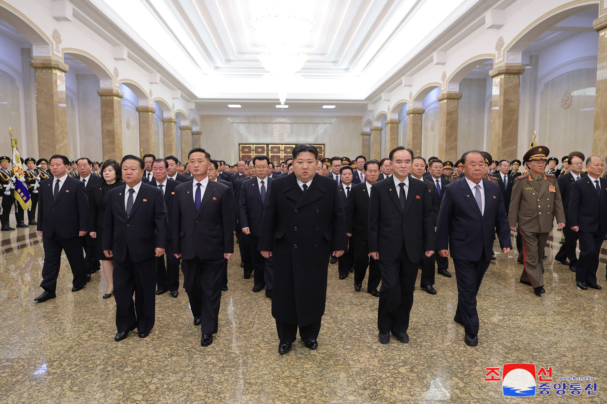 Estimado compañero Kim Jong Un visita Palacio del Sol de Kumsusan por 17 de diciembre