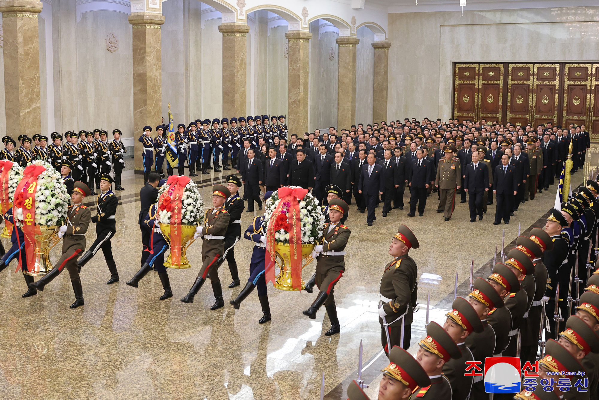 Estimado compañero Kim Jong Un visita Palacio del Sol de Kumsusan por 17 de diciembre