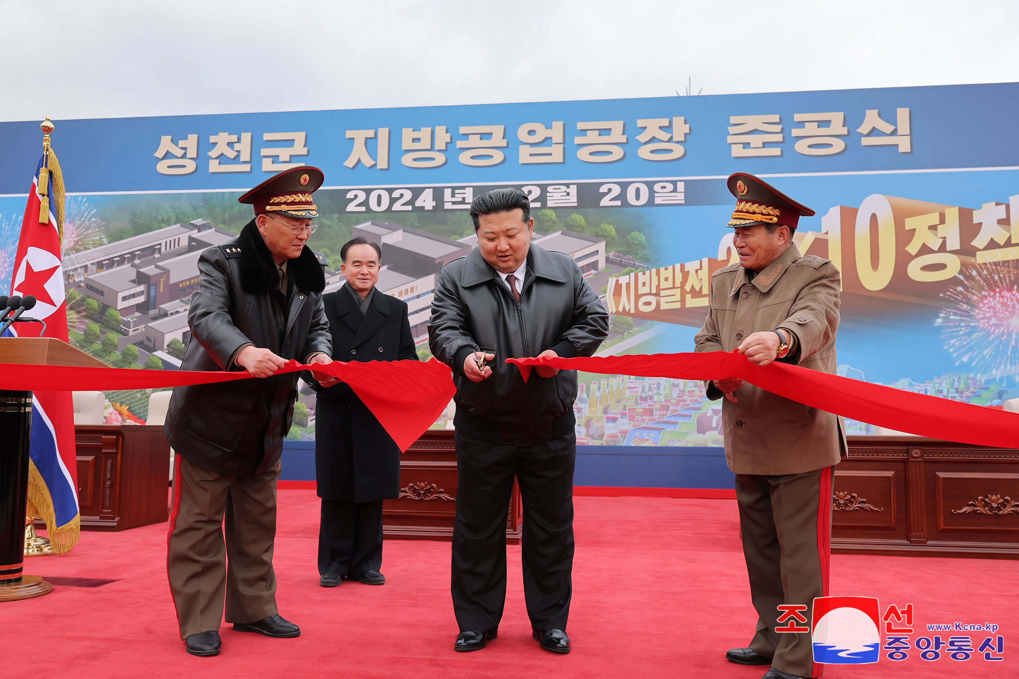 Primer producto precioso de la revolución de 10 años del PTC que abre nueva época de prosperidad localTiene lugar la ceremonia inaugural de las fábricas de industria local del distrito SongchonEstimado compañero Kim Jong Un asiste al acto y pronuncia el discurso importante