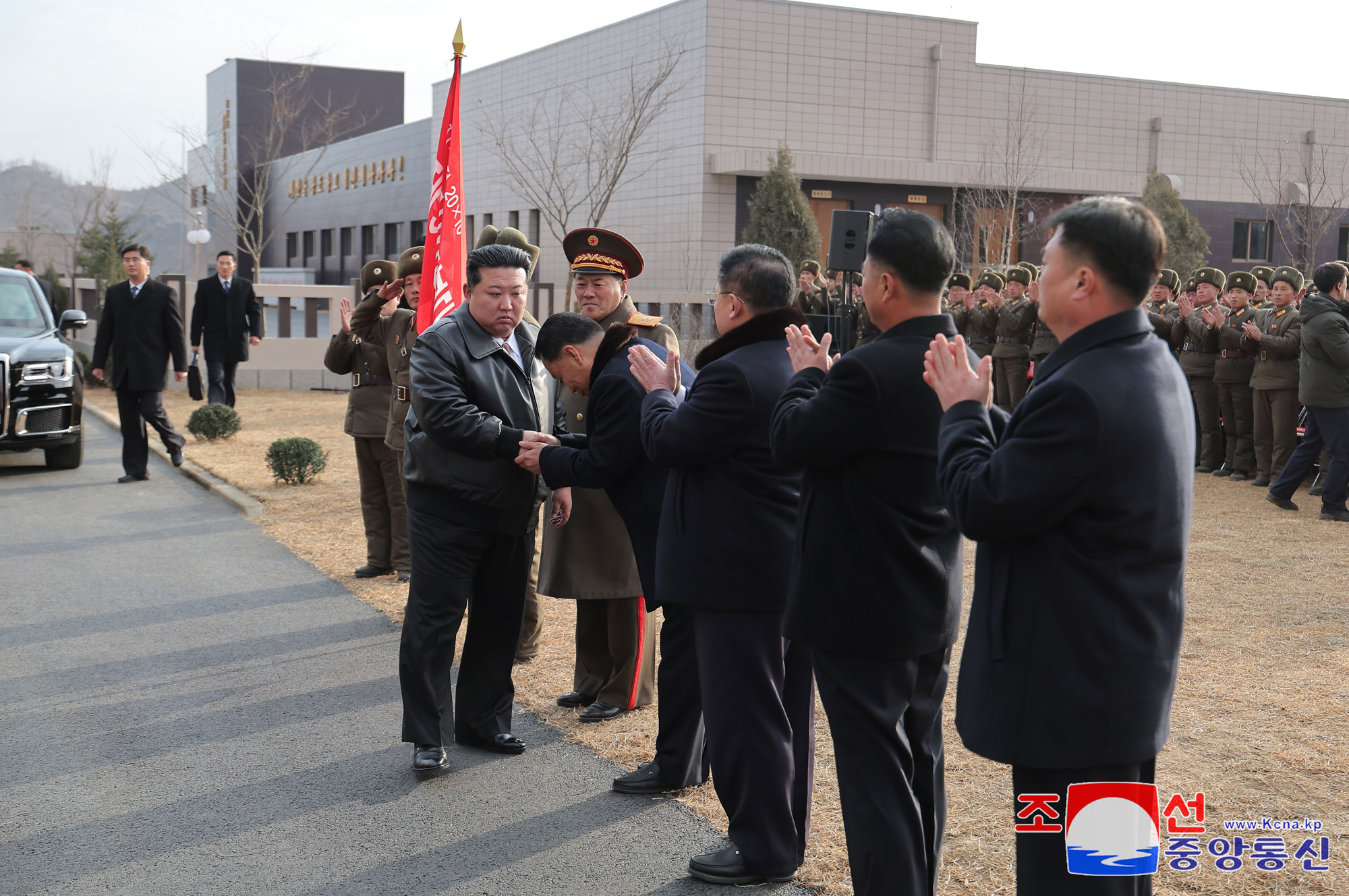 Primer producto precioso de la revolución de 10 años del PTC que abre nueva época de prosperidad localTiene lugar la ceremonia inaugural de las fábricas de industria local del distrito SongchonEstimado compañero Kim Jong Un asiste al acto y pronuncia el discurso importante