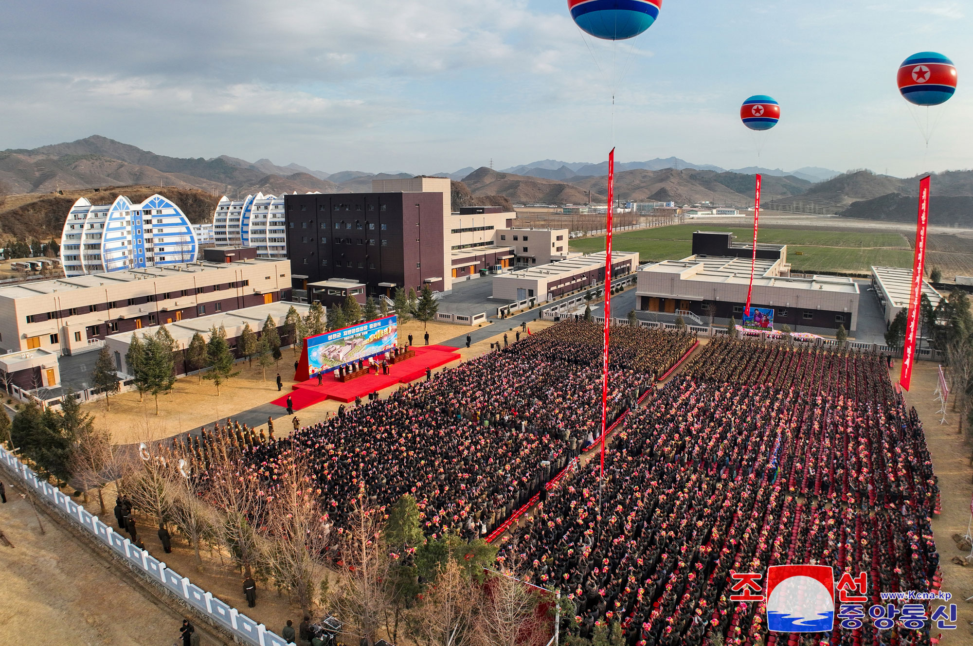 Primer producto precioso de la revolución de 10 años del PTC que abre nueva época de prosperidad localTiene lugar la ceremonia inaugural de las fábricas de industria local del distrito SongchonEstimado compañero Kim Jong Un asiste al acto y pronuncia el discurso importante