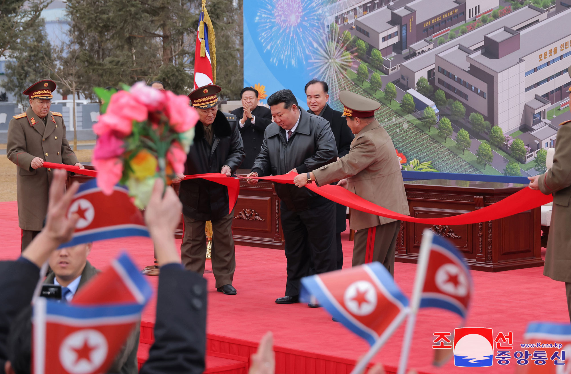 Primer producto precioso de la revolución de 10 años del PTC que abre nueva época de prosperidad localTiene lugar la ceremonia inaugural de las fábricas de industria local del distrito SongchonEstimado compañero Kim Jong Un asiste al acto y pronuncia el discurso importante