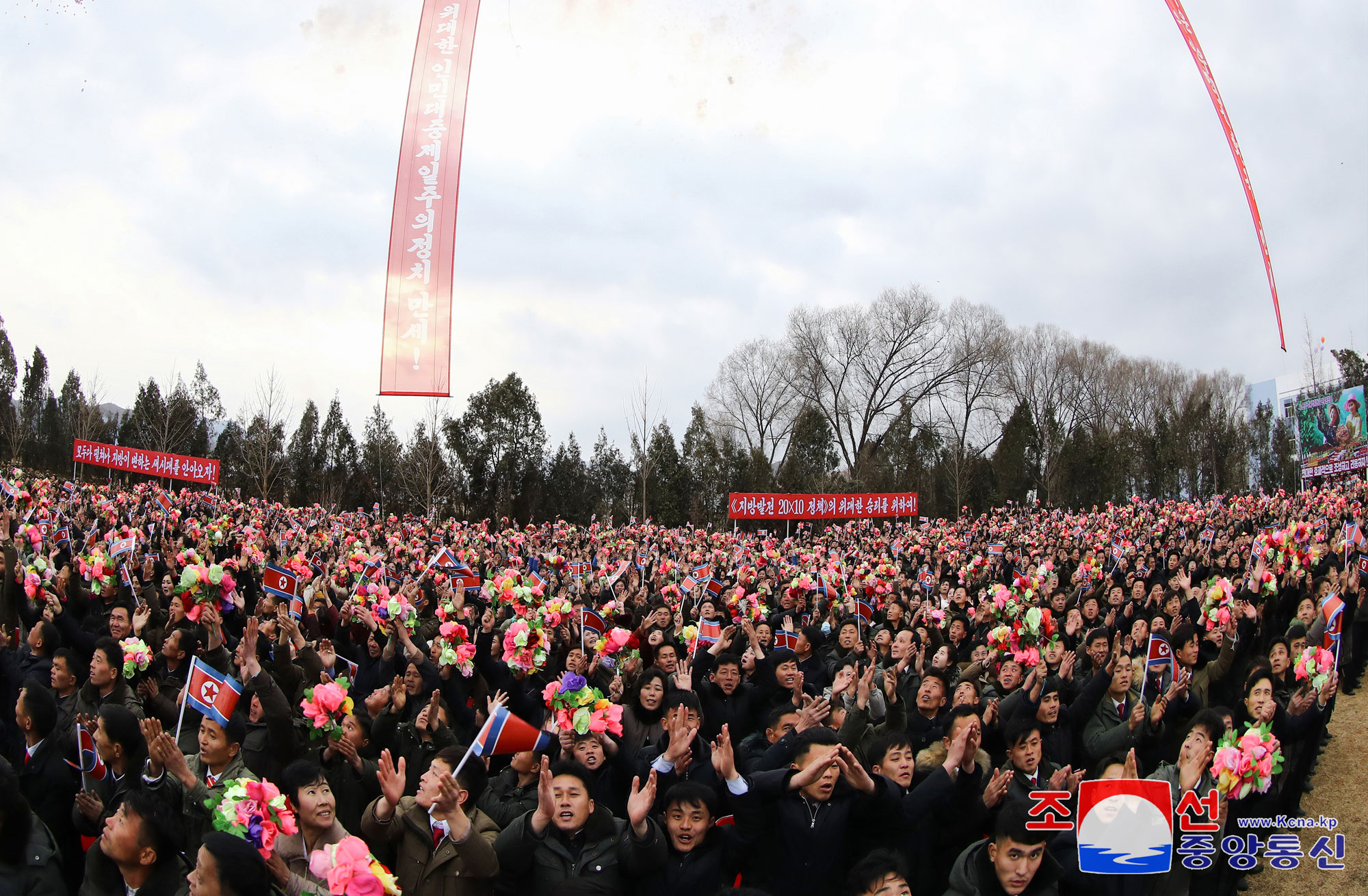 Primer producto precioso de la revolución de 10 años del PTC que abre nueva época de prosperidad localTiene lugar la ceremonia inaugural de las fábricas de industria local del distrito SongchonEstimado compañero Kim Jong Un asiste al acto y pronuncia el discurso importante