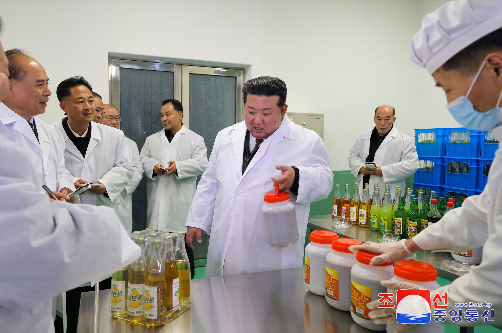 Primer producto precioso de la revolución de 10 años del PTC que abre nueva época de prosperidad localTiene lugar la ceremonia inaugural de las fábricas de industria local del distrito SongchonEstimado compañero Kim Jong Un asiste al acto y pronuncia el discurso importante