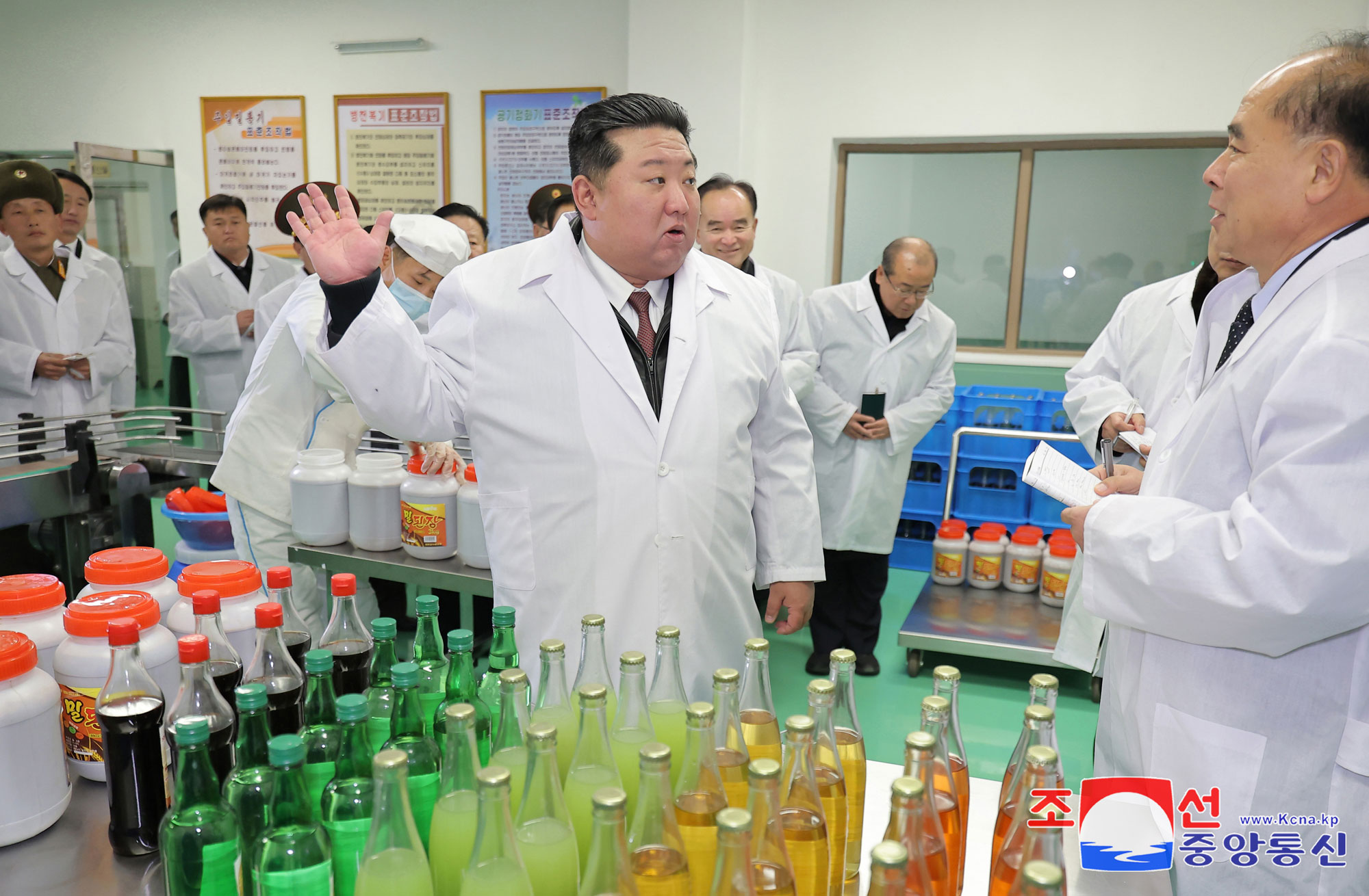 Primer producto precioso de la revolución de 10 años del PTC que abre nueva época de prosperidad localTiene lugar la ceremonia inaugural de las fábricas de industria local del distrito SongchonEstimado compañero Kim Jong Un asiste al acto y pronuncia el discurso importante