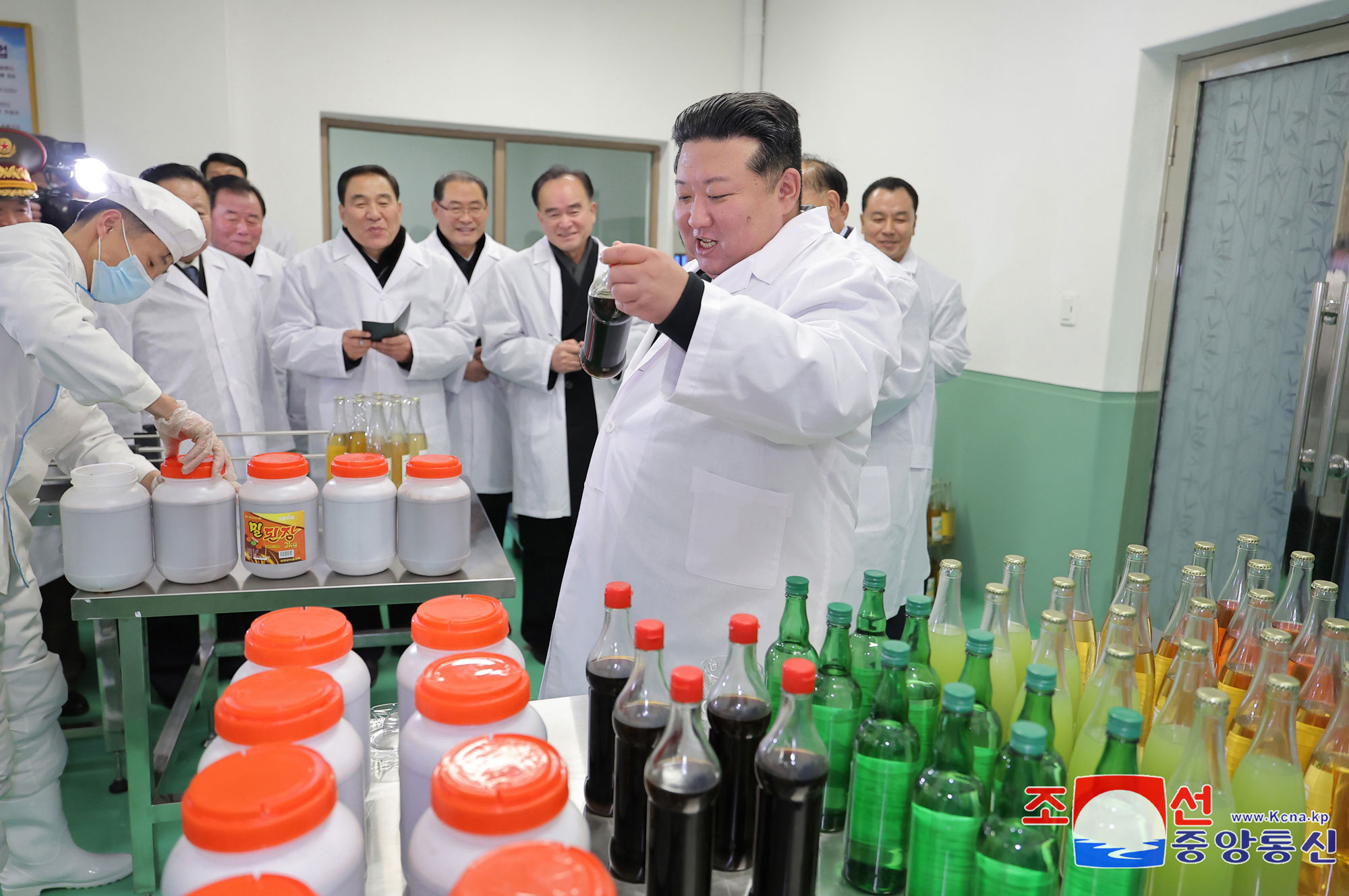 Primer producto precioso de la revolución de 10 años del PTC que abre nueva época de prosperidad localTiene lugar la ceremonia inaugural de las fábricas de industria local del distrito SongchonEstimado compañero Kim Jong Un asiste al acto y pronuncia el discurso importante