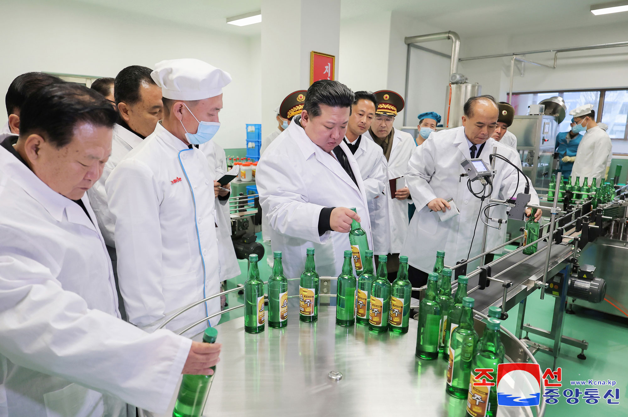 Primer producto precioso de la revolución de 10 años del PTC que abre nueva época de prosperidad localTiene lugar la ceremonia inaugural de las fábricas de industria local del distrito SongchonEstimado compañero Kim Jong Un asiste al acto y pronuncia el discurso importante