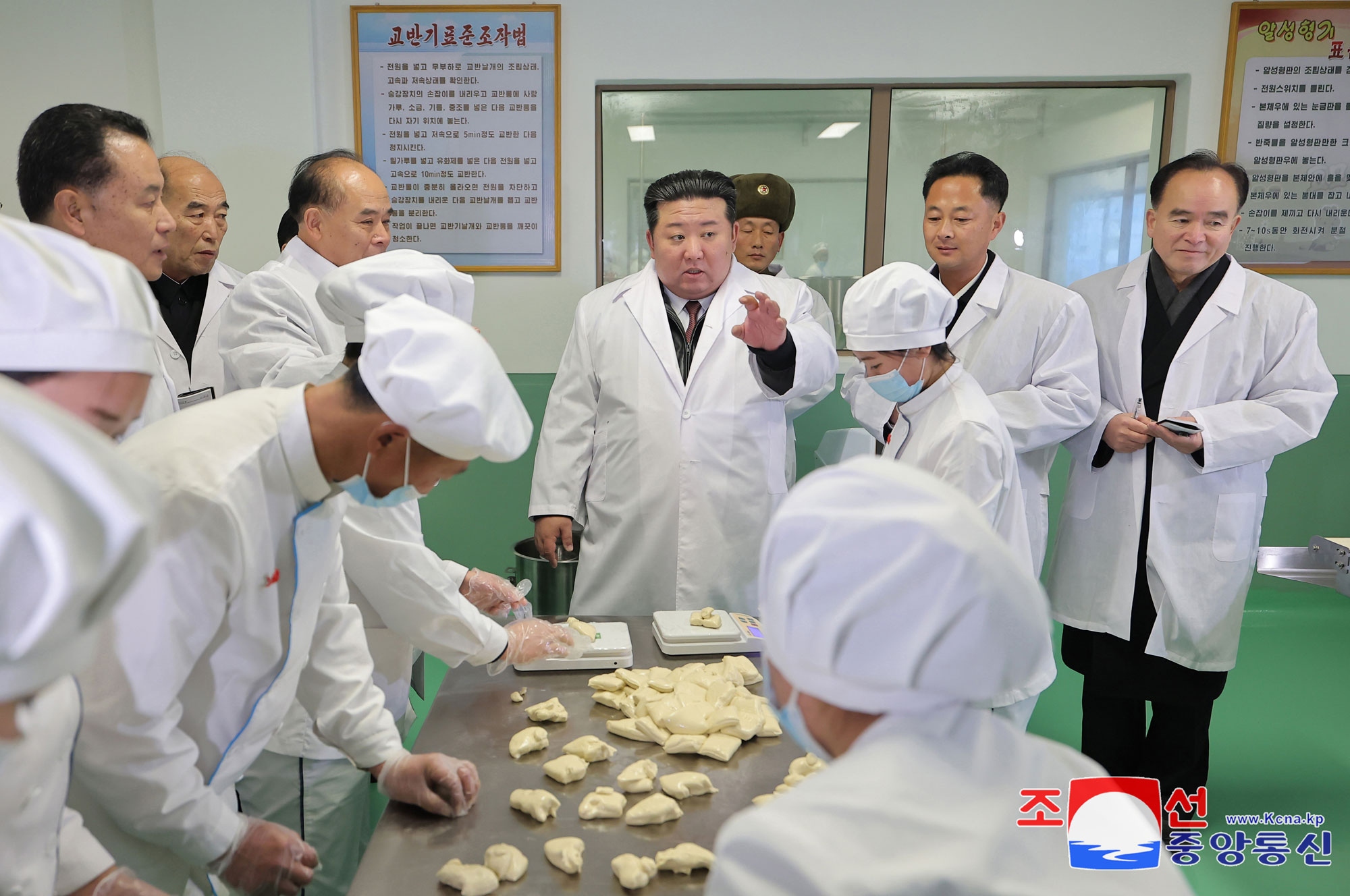 Primer producto precioso de la revolución de 10 años del PTC que abre nueva época de prosperidad localTiene lugar la ceremonia inaugural de las fábricas de industria local del distrito SongchonEstimado compañero Kim Jong Un asiste al acto y pronuncia el discurso importante