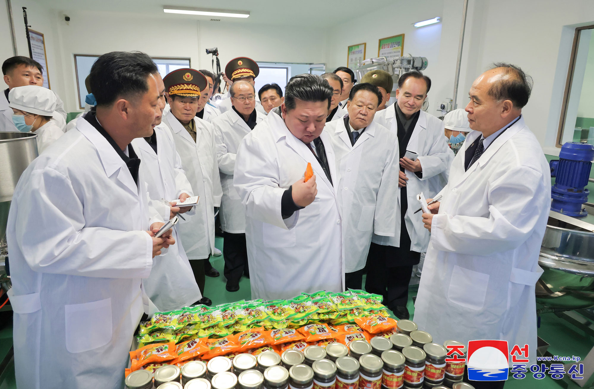 Primer producto precioso de la revolución de 10 años del PTC que abre nueva época de prosperidad localTiene lugar la ceremonia inaugural de las fábricas de industria local del distrito SongchonEstimado compañero Kim Jong Un asiste al acto y pronuncia el discurso importante