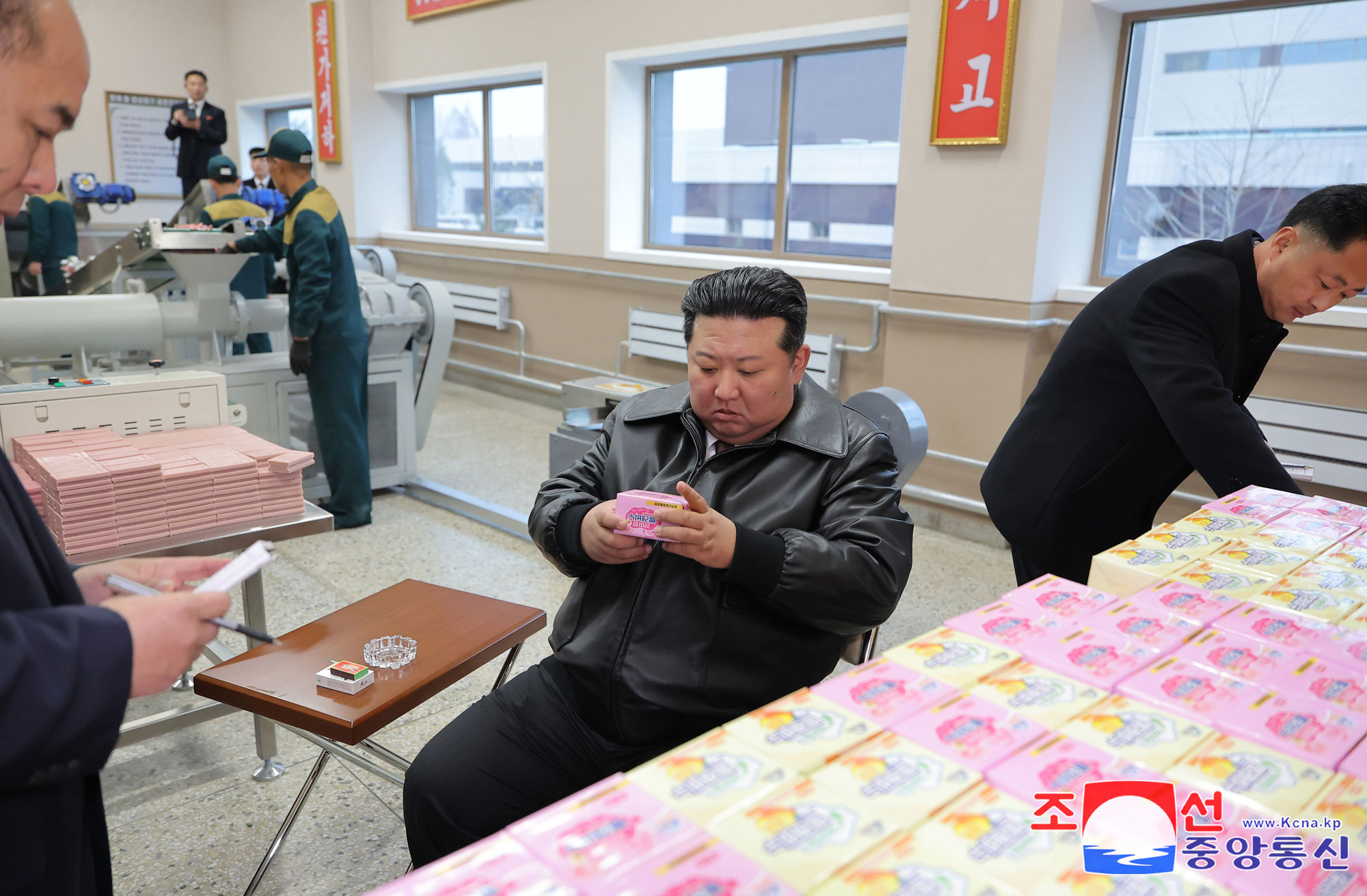 Primer producto precioso de la revolución de 10 años del PTC que abre nueva época de prosperidad localTiene lugar la ceremonia inaugural de las fábricas de industria local del distrito SongchonEstimado compañero Kim Jong Un asiste al acto y pronuncia el discurso importante