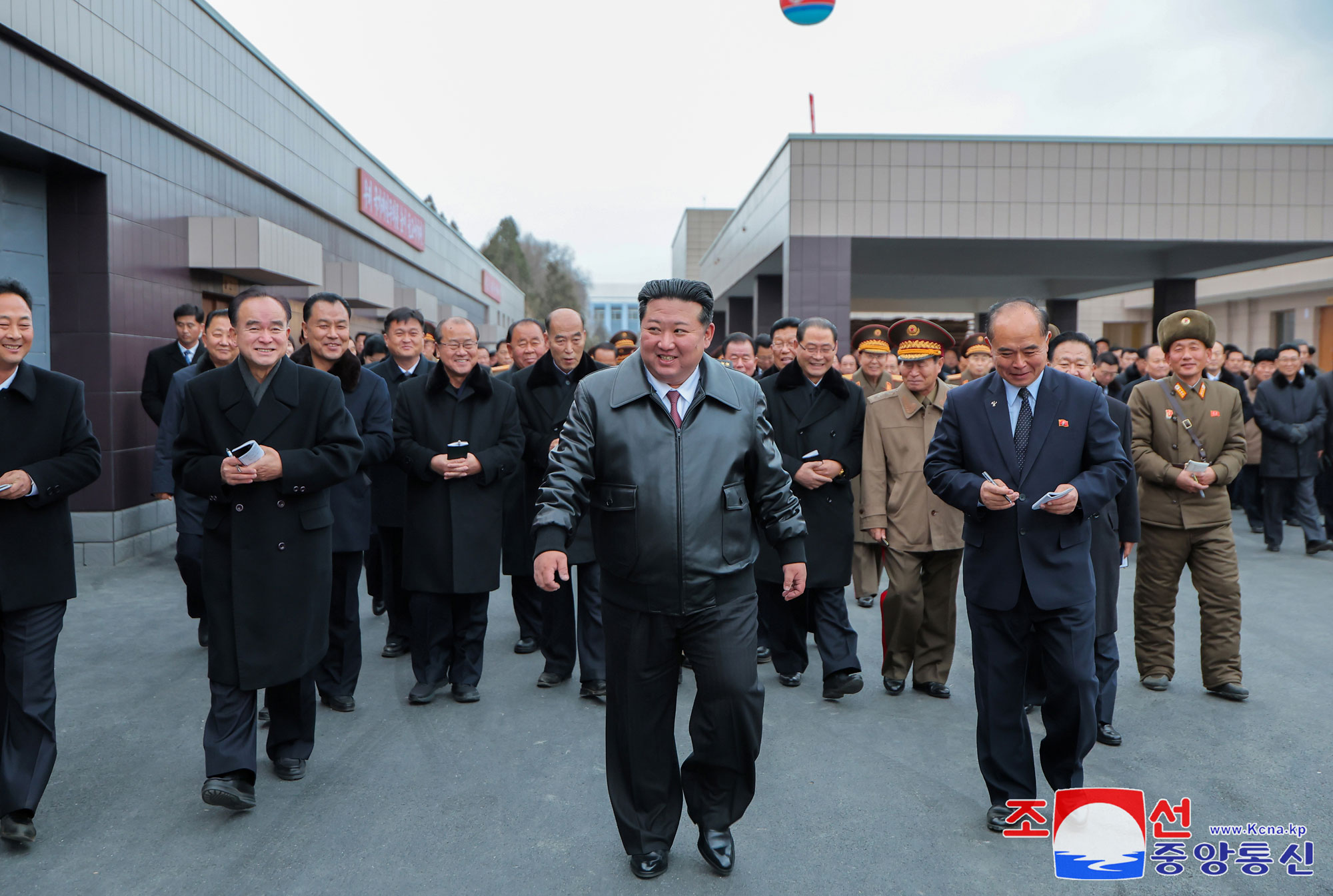 Primer producto precioso de la revolución de 10 años del PTC que abre nueva época de prosperidad localTiene lugar la ceremonia inaugural de las fábricas de industria local del distrito SongchonEstimado compañero Kim Jong Un asiste al acto y pronuncia el discurso importante