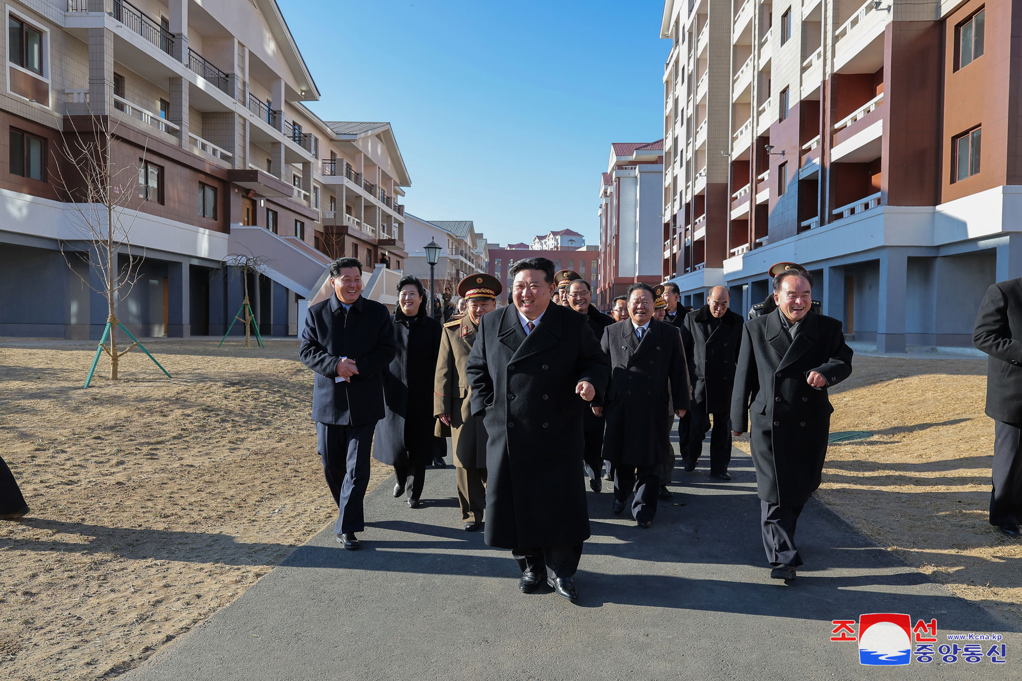 ピョンアン北道の被災地の住宅の竣工式が盛大に行われました敬愛する金正恩総書記が竣工式に出席しました