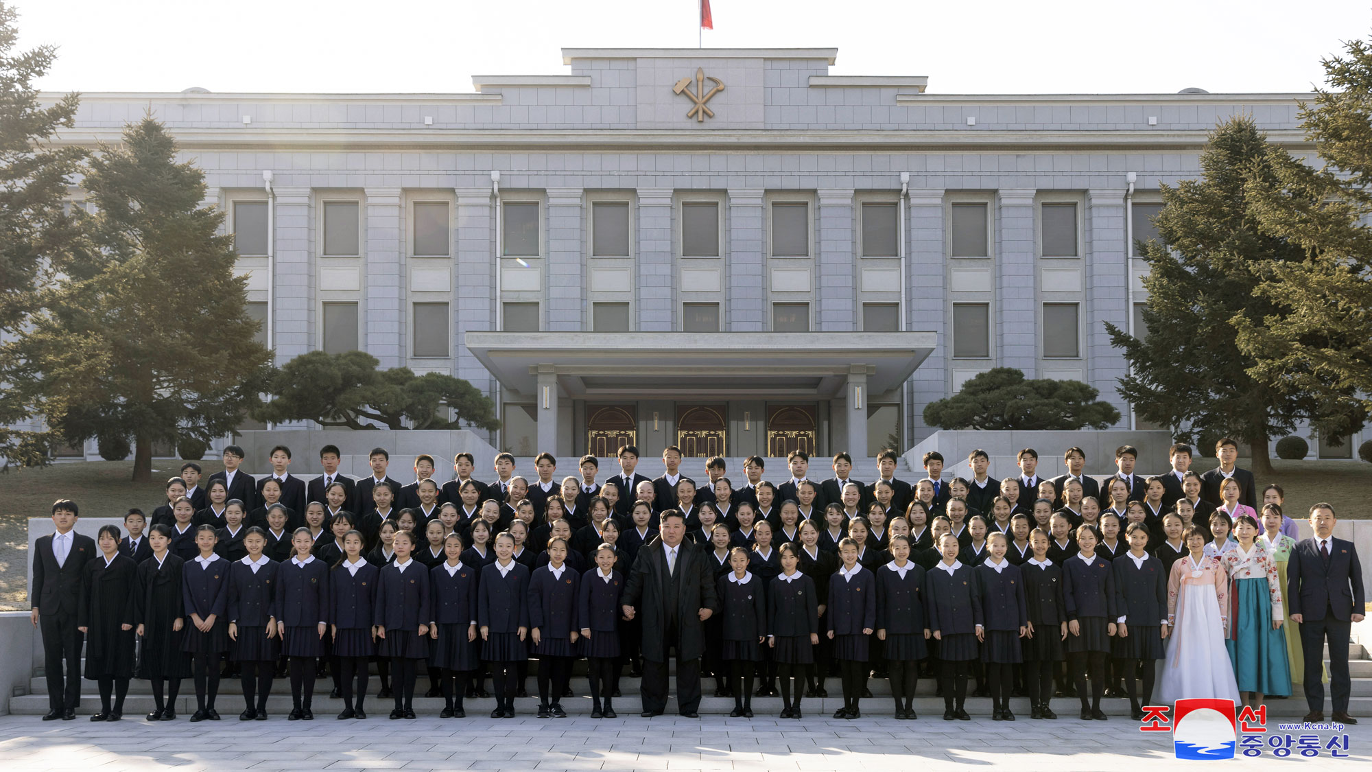 Estimado compañero Kim Jong Un se reúne con los miembros del grupo artístico de niños y escolares coreanos en Japón