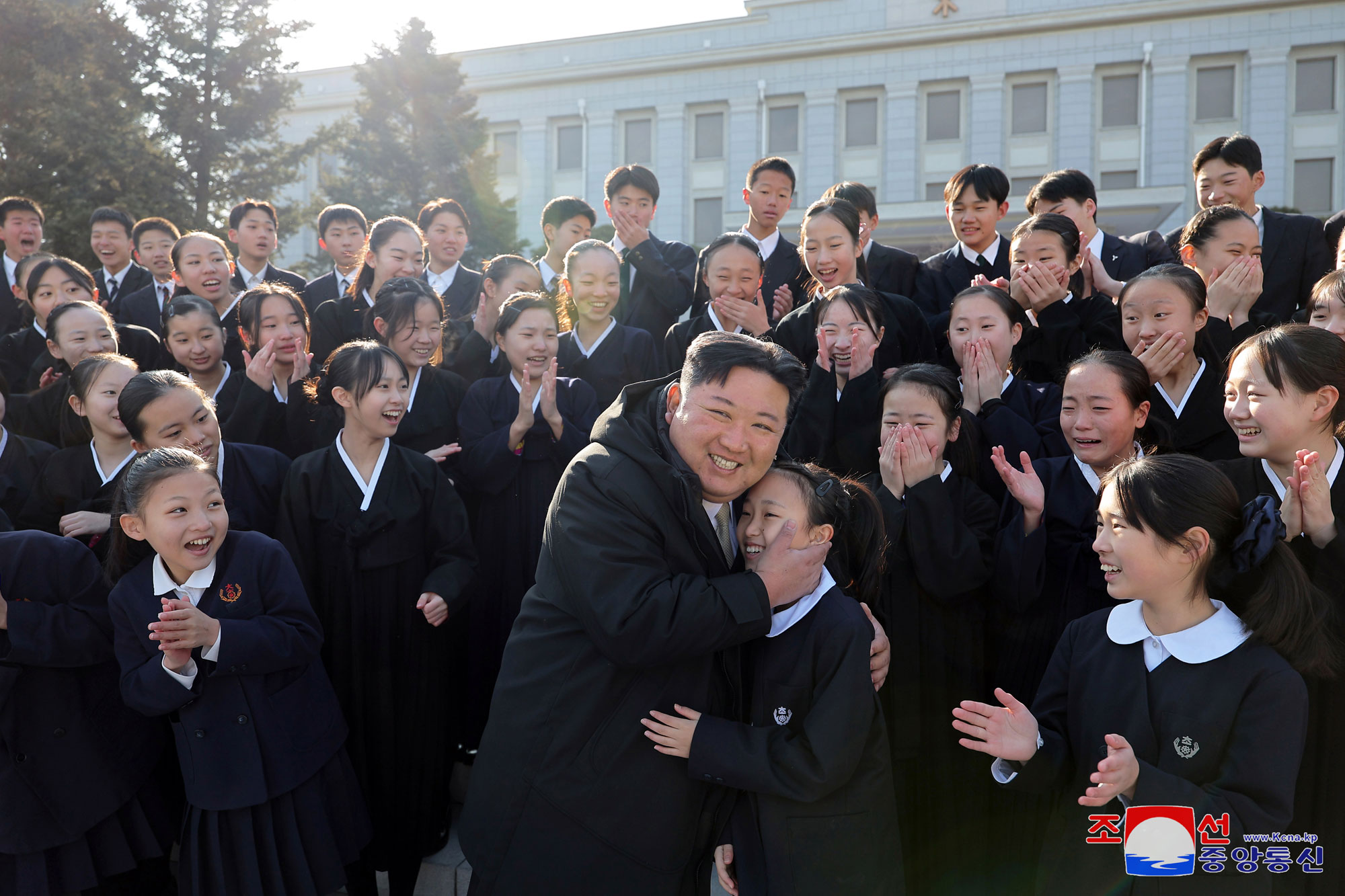 Estimado compañero Kim Jong Un se reúne con los miembros del grupo artístico de niños y escolares coreanos en Japón